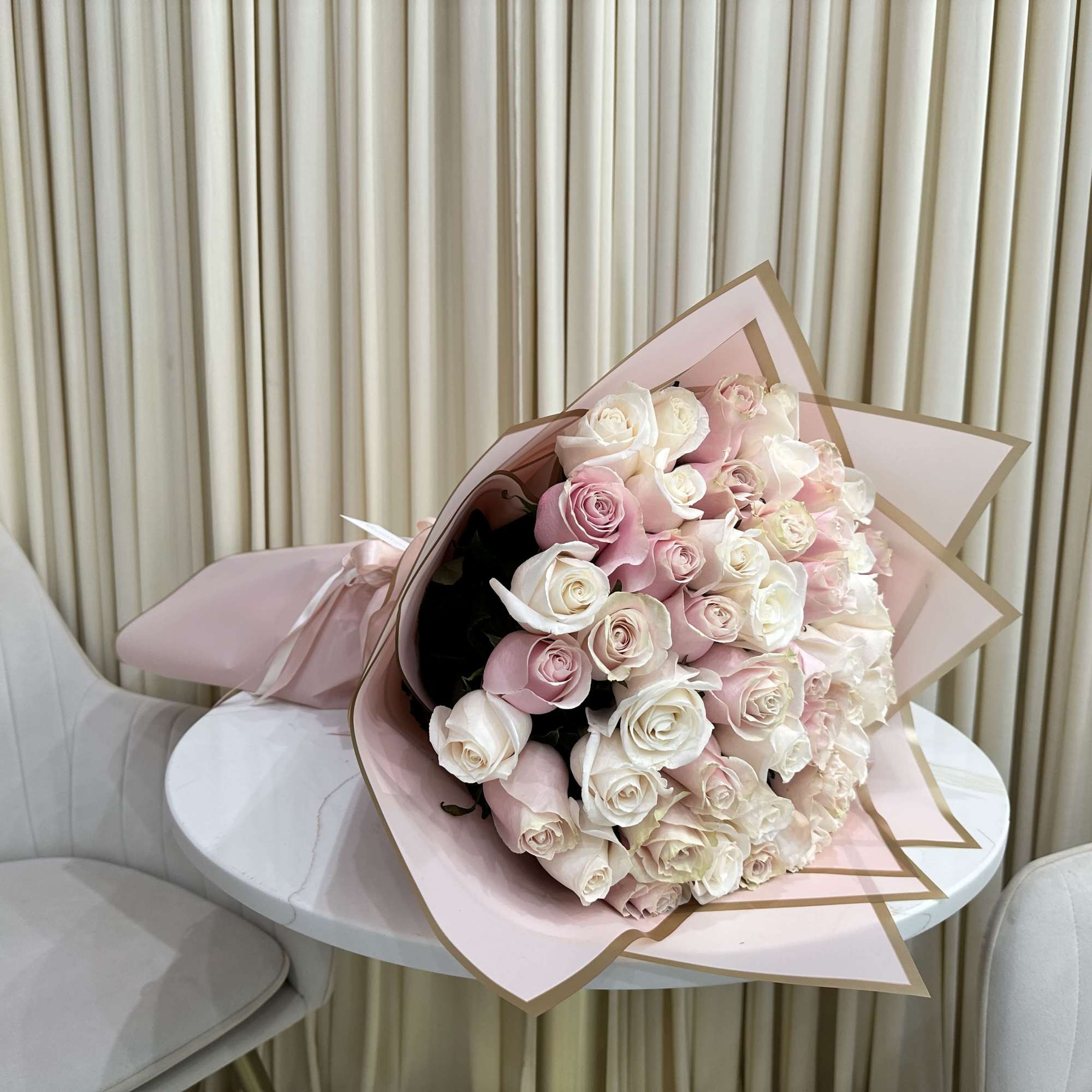 Express your love in full bloom with this delightful bouquet. Featuring 25