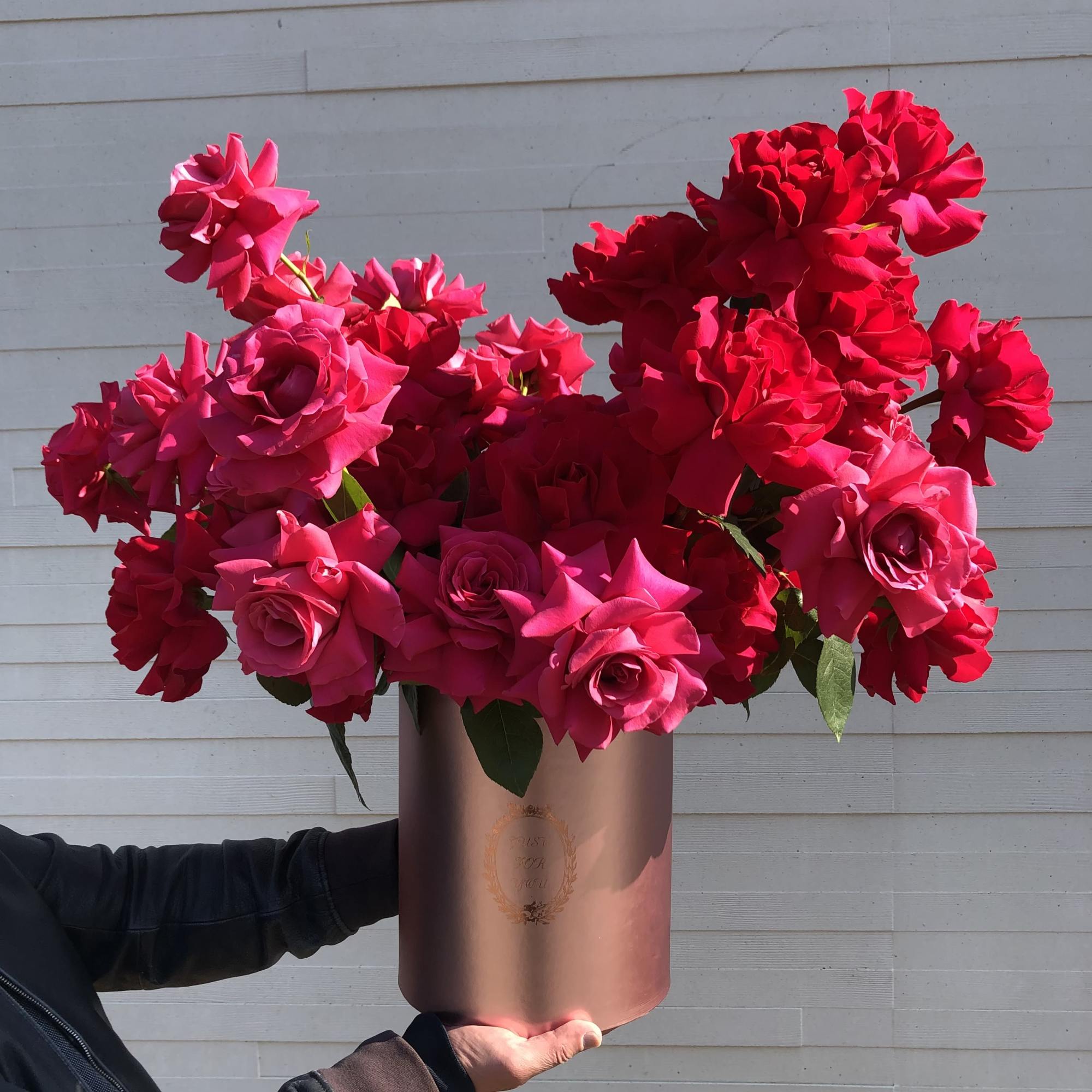 Box of bright pink &laquo;French Roses&rdquo;.

Standard size - 25 roses.
Deluxe size -