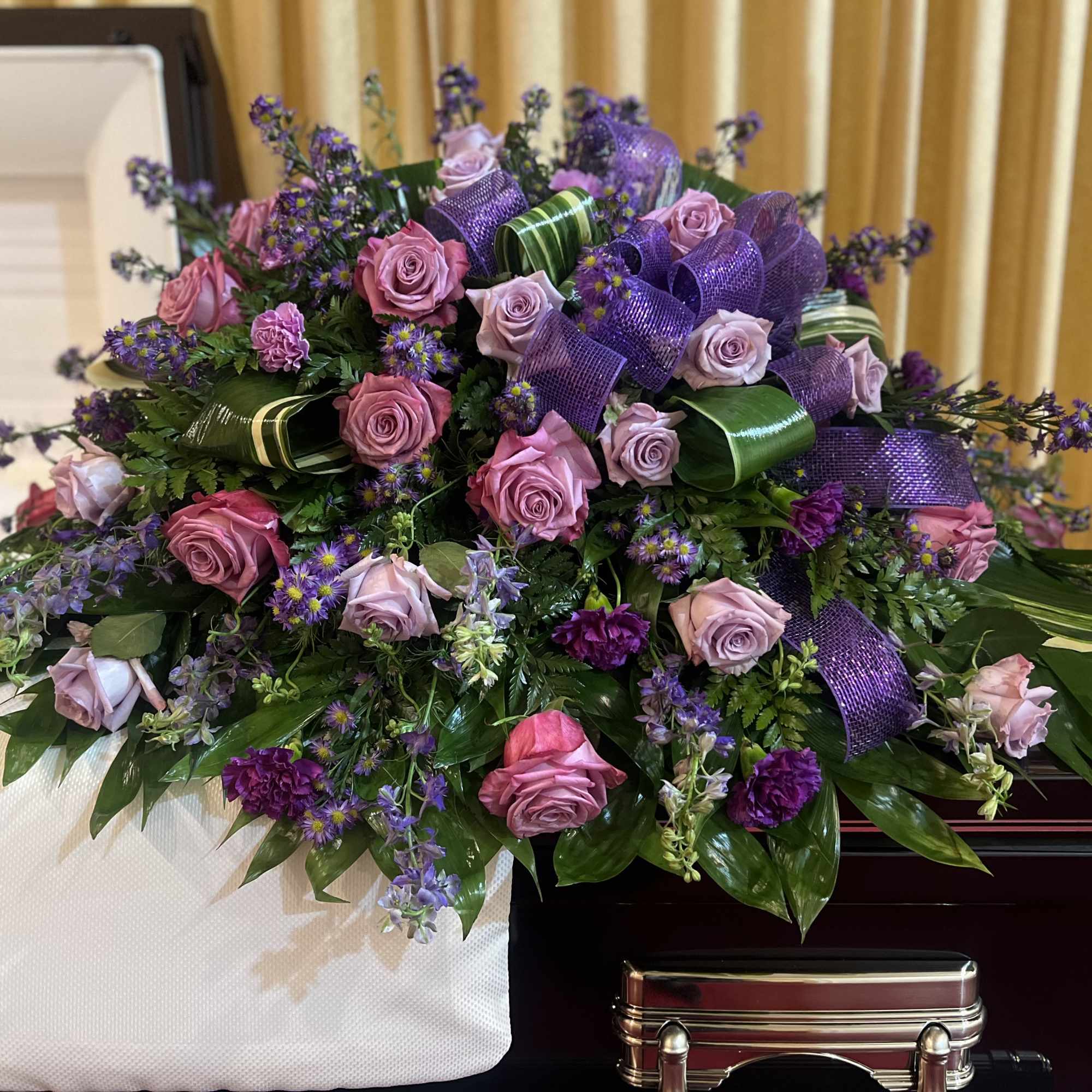 Purple Carnation, Roses and monte casino
mixture with purple ribbon.  Purple Carnation, Roses and monte casino
mixture with purple ribbon.