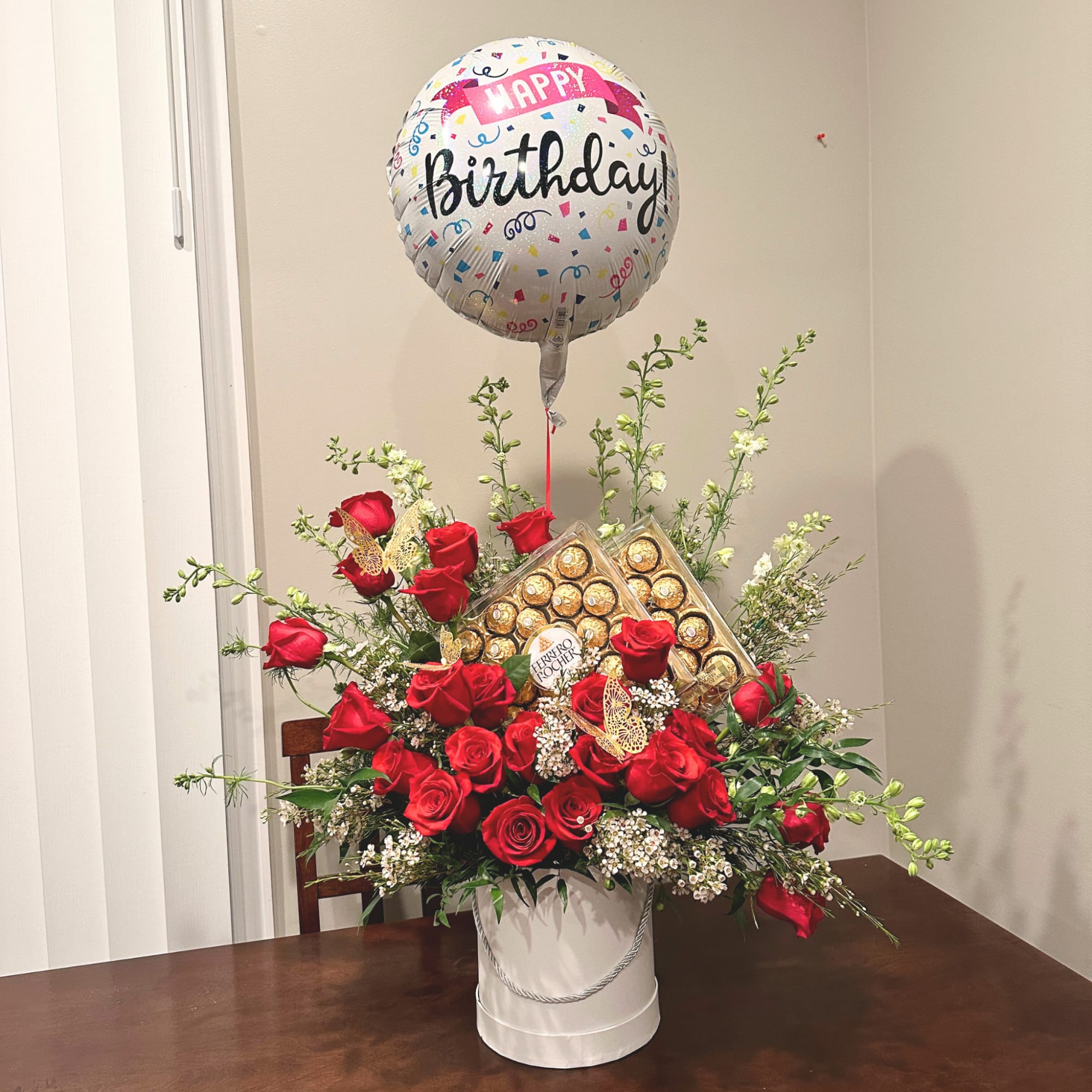 Caja de rosas y chocolates Ferrero disponible para cualquier ocasion y para