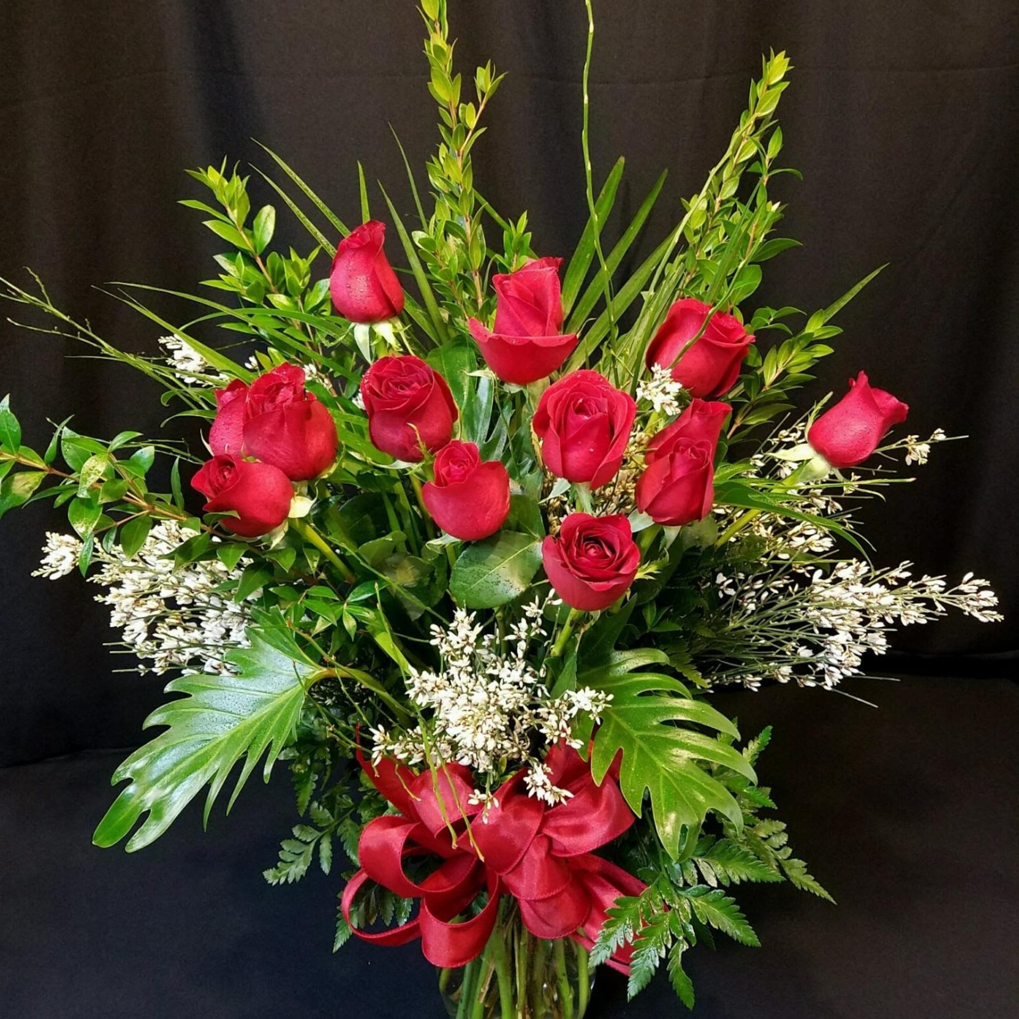 Deluxe means with more exotic greenery and filler flower selection.
Red Dozen unless Deluxe means with more exotic greenery and filler flower selection.
Red Dozen unless