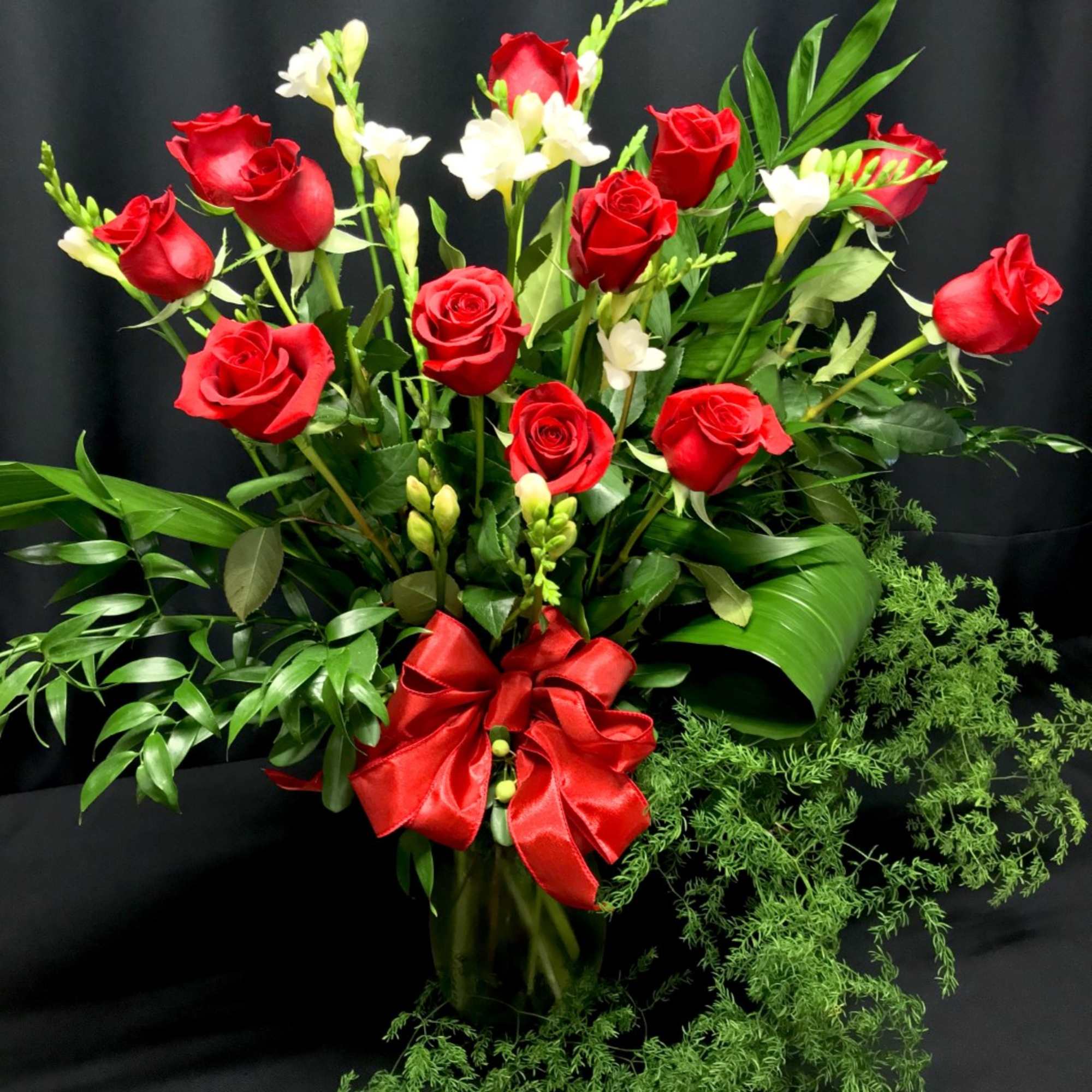 Deluxe means with more exotic greenery and filler flower selection.
Red Dozen unless Deluxe means with more exotic greenery and filler flower selection.
Red Dozen unless