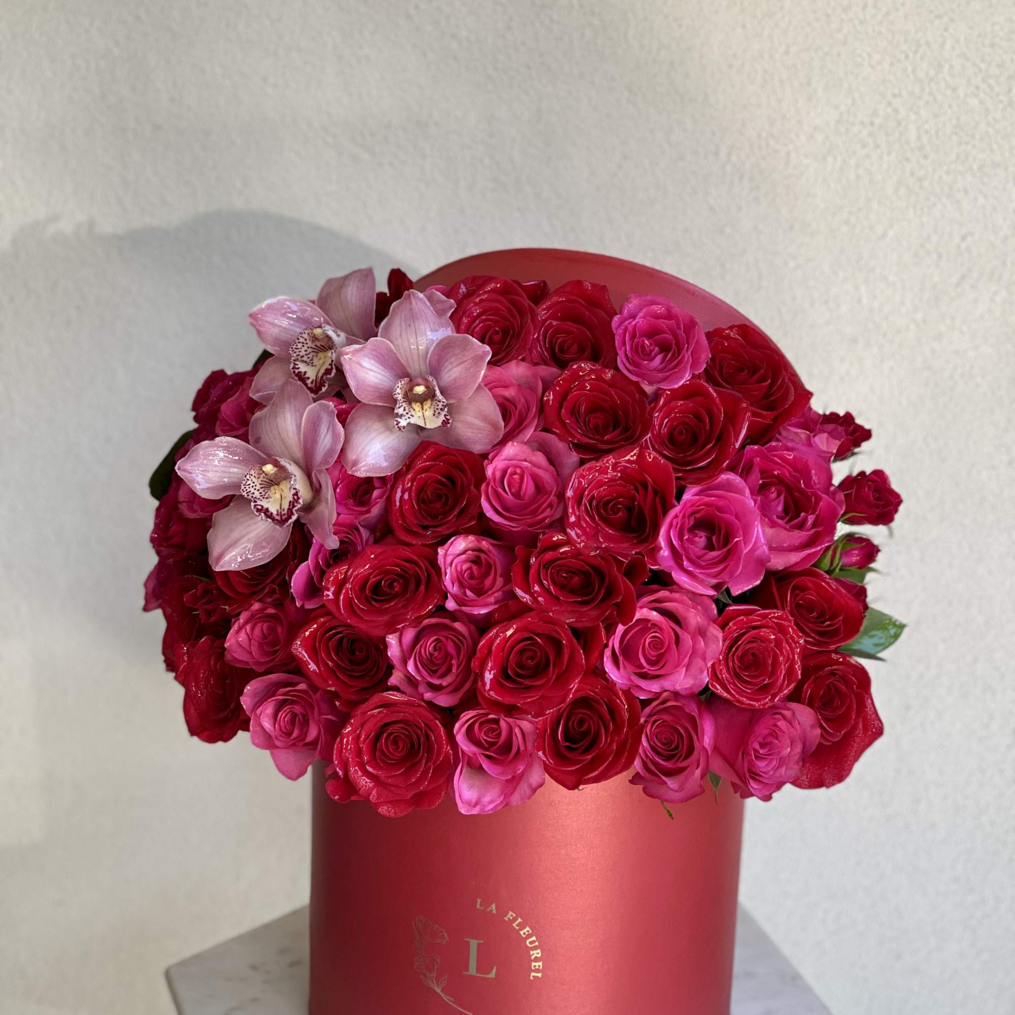 This beautiful box contains a combination of 45 to 50 fresh roses