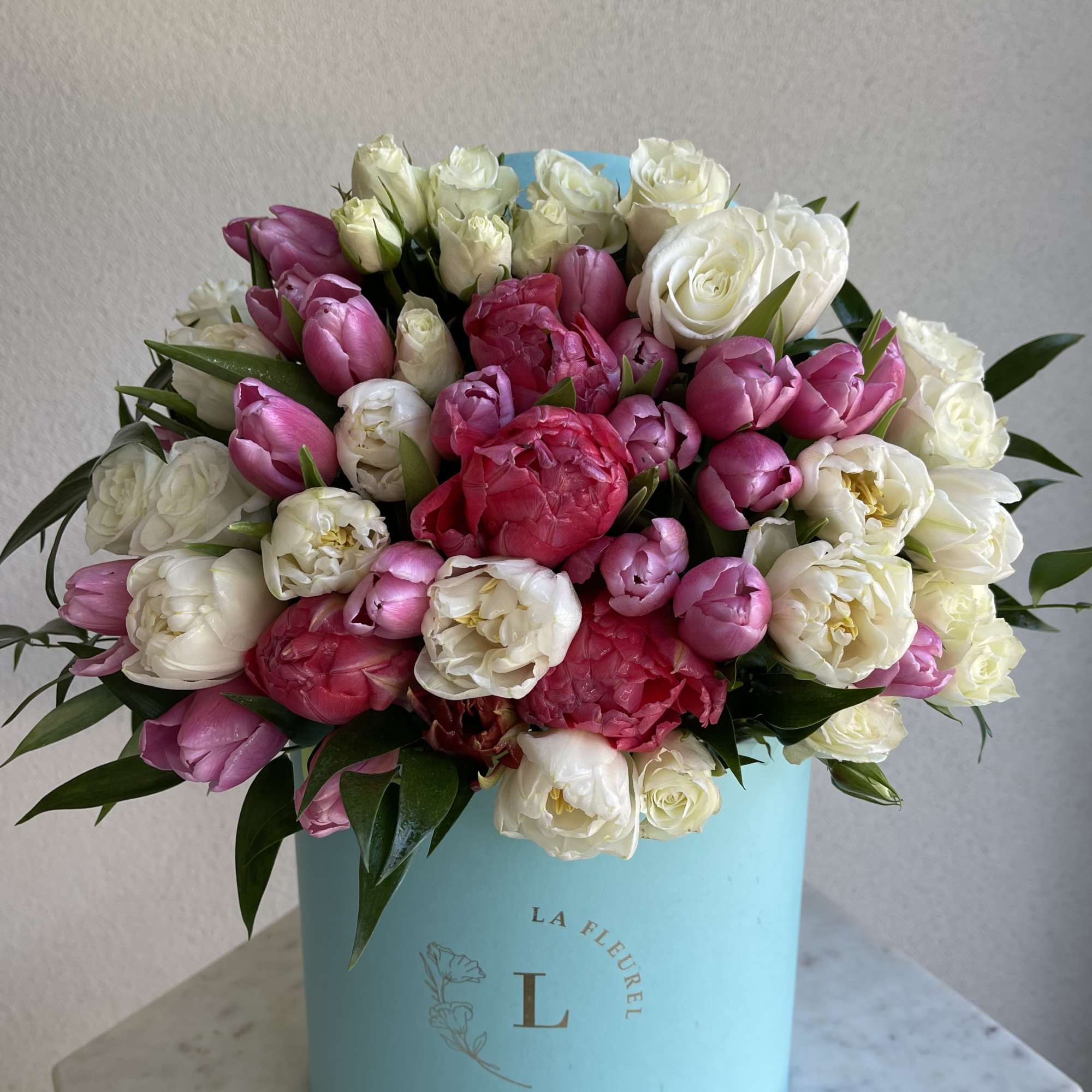 This beautiful box contains a combination of 14 to 17 fresh tulips