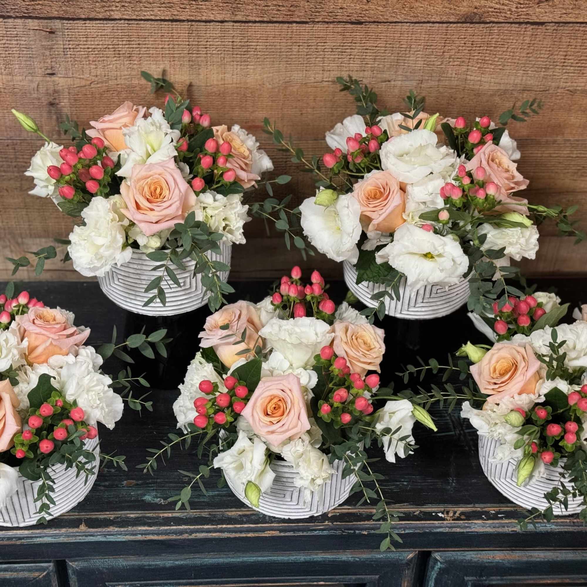 Centerpiece in beautiful white and peach colors in a low white vase
Vase Centerpiece in beautiful white and peach colors in a low white vase
Vase