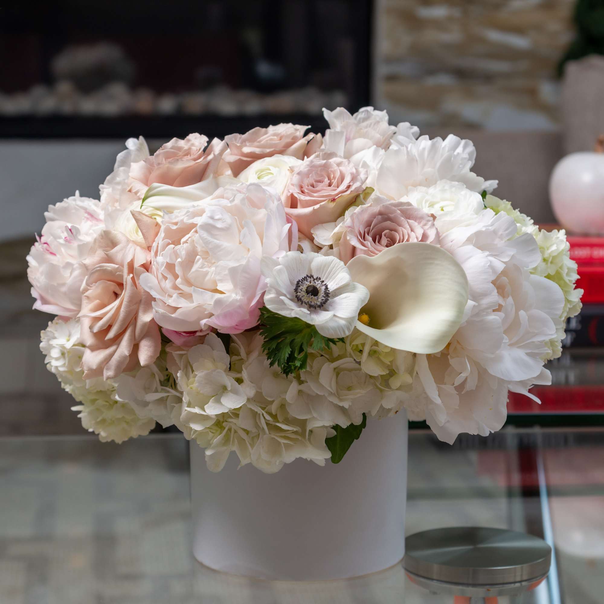 Soft and feminine, this soft, blushing palette consist of roses, peony, hydrangea Soft and feminine, this soft, blushing palette consist of roses, peony, hydrangea