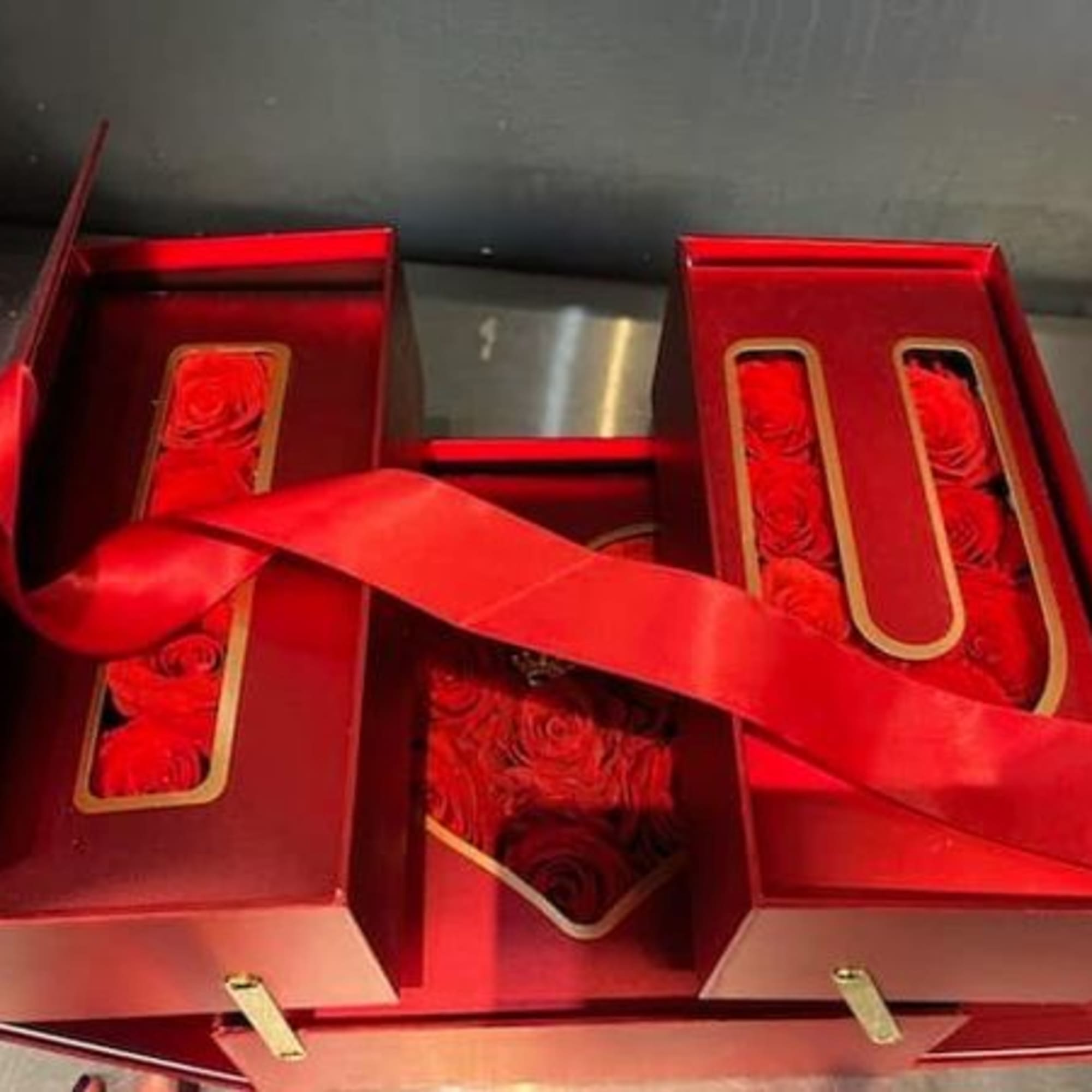 PRESERVED ROSES TO LAST YEARS TO COME IN ELEGANT RED KEEPSAKE FOLDING