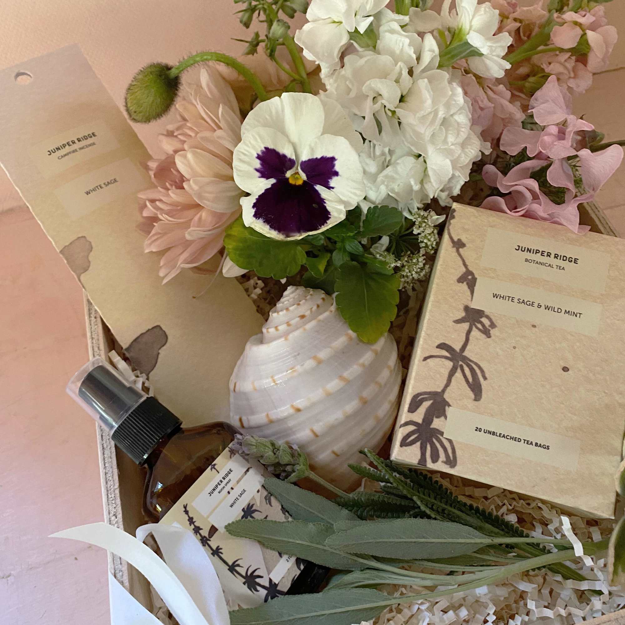 This wellness Blomst LA qift box is a thoughtful gift, a warm