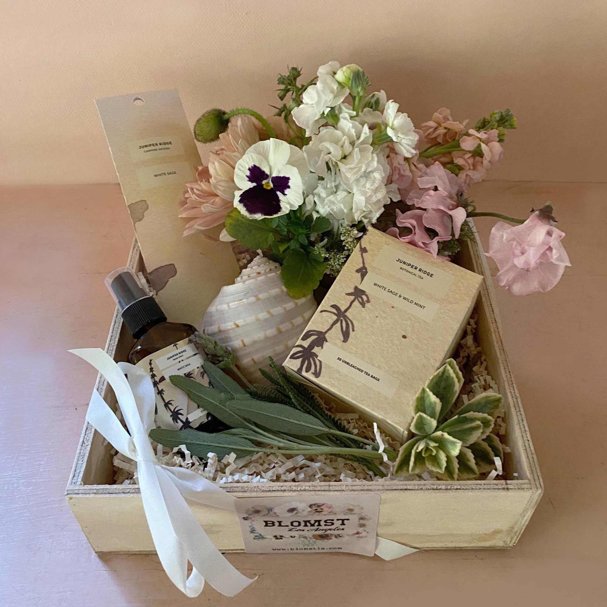 This wellness Blomst LA qift box is a thoughtful gift, a warm