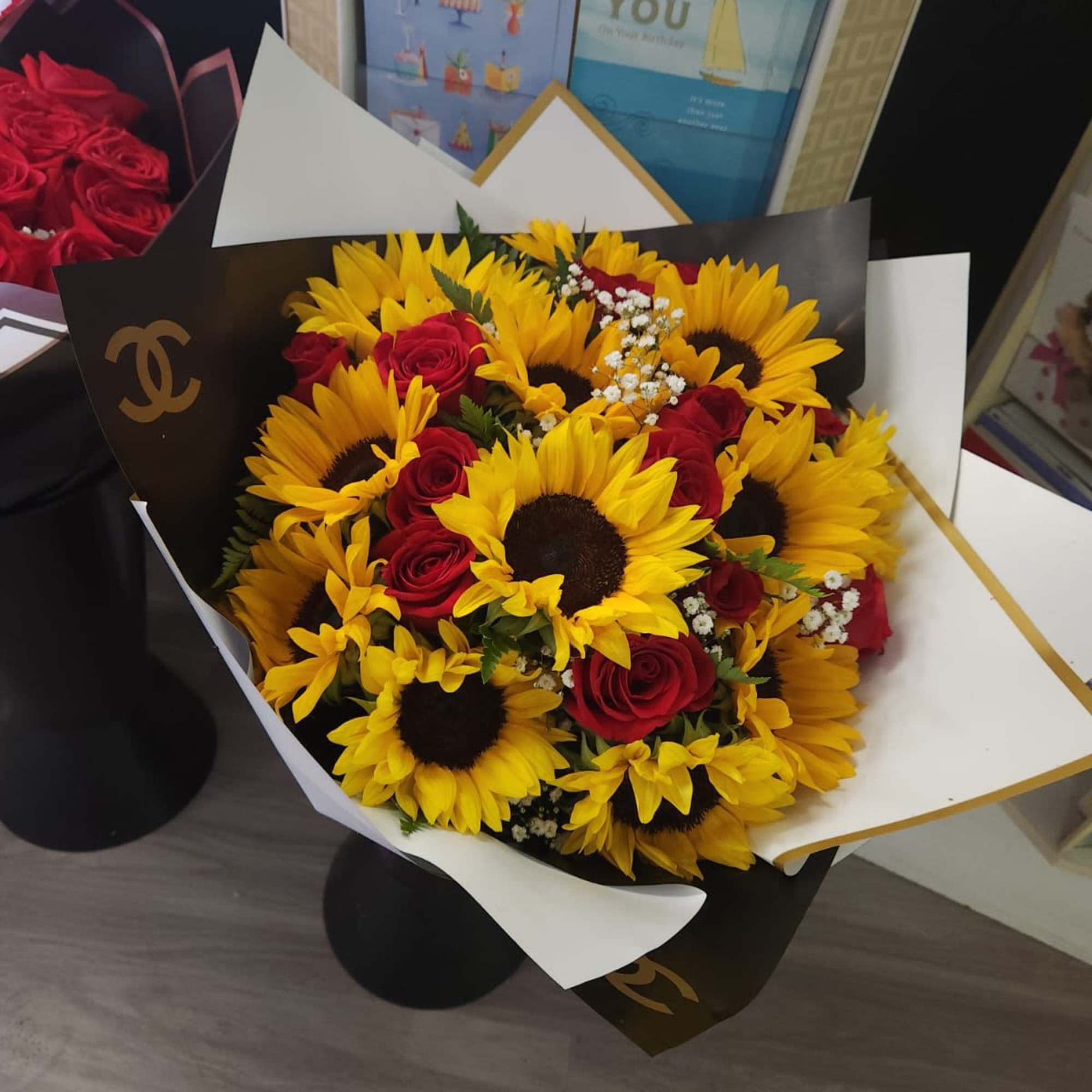 buchon elaborado con rosas rojas y girasoles