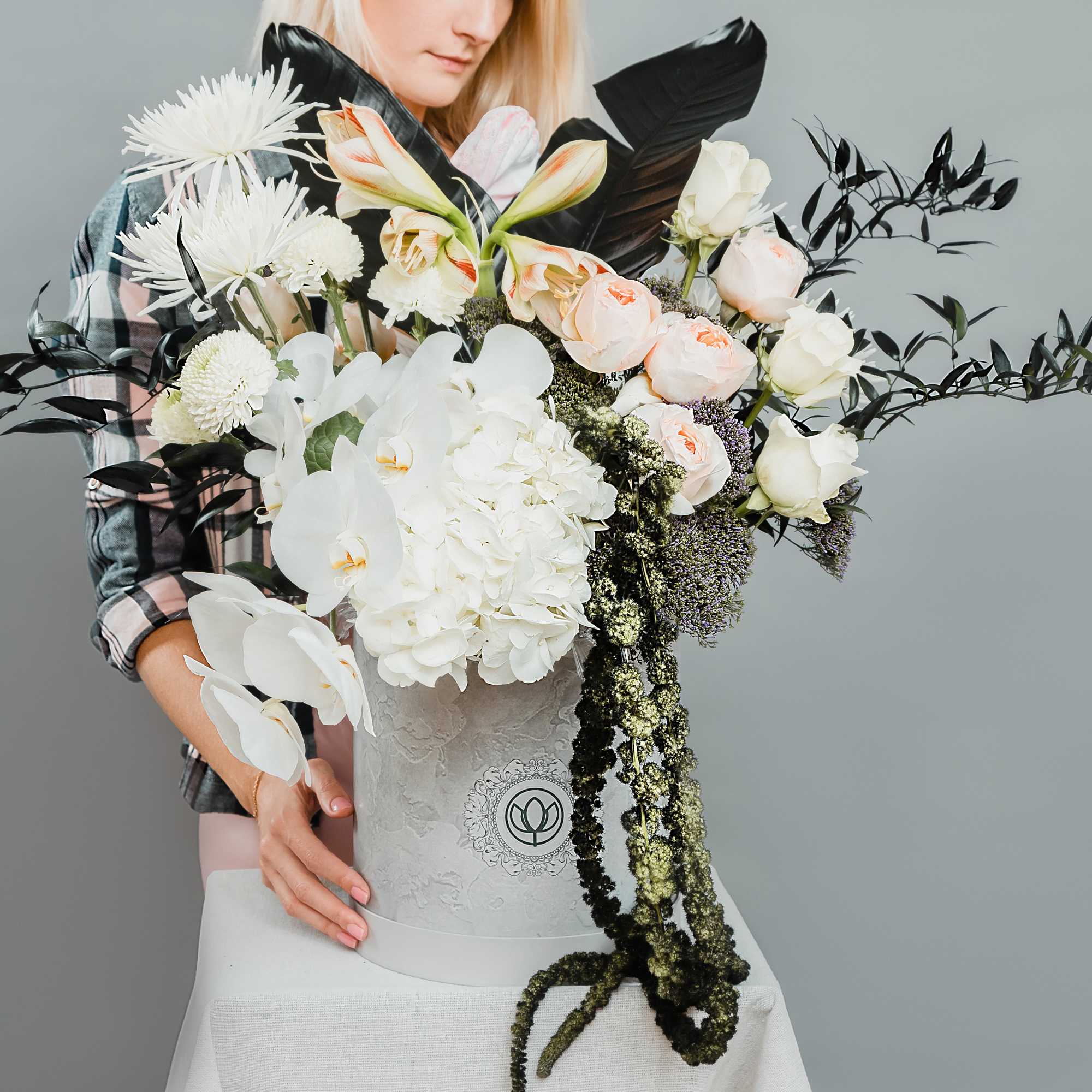 Symphony of black amaranth and white roses, hydrangeas and orchids.
Extra Large box Symphony of black amaranth and white roses, hydrangeas and orchids.
Extra Large box