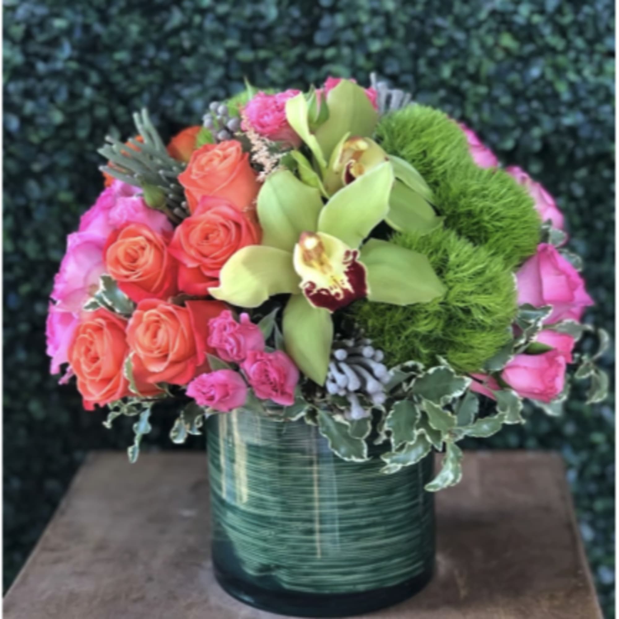 Regular:
4&quot; clear vase with variegated insert and flower diameter at 10&quot;
Deluxe 5&quot;