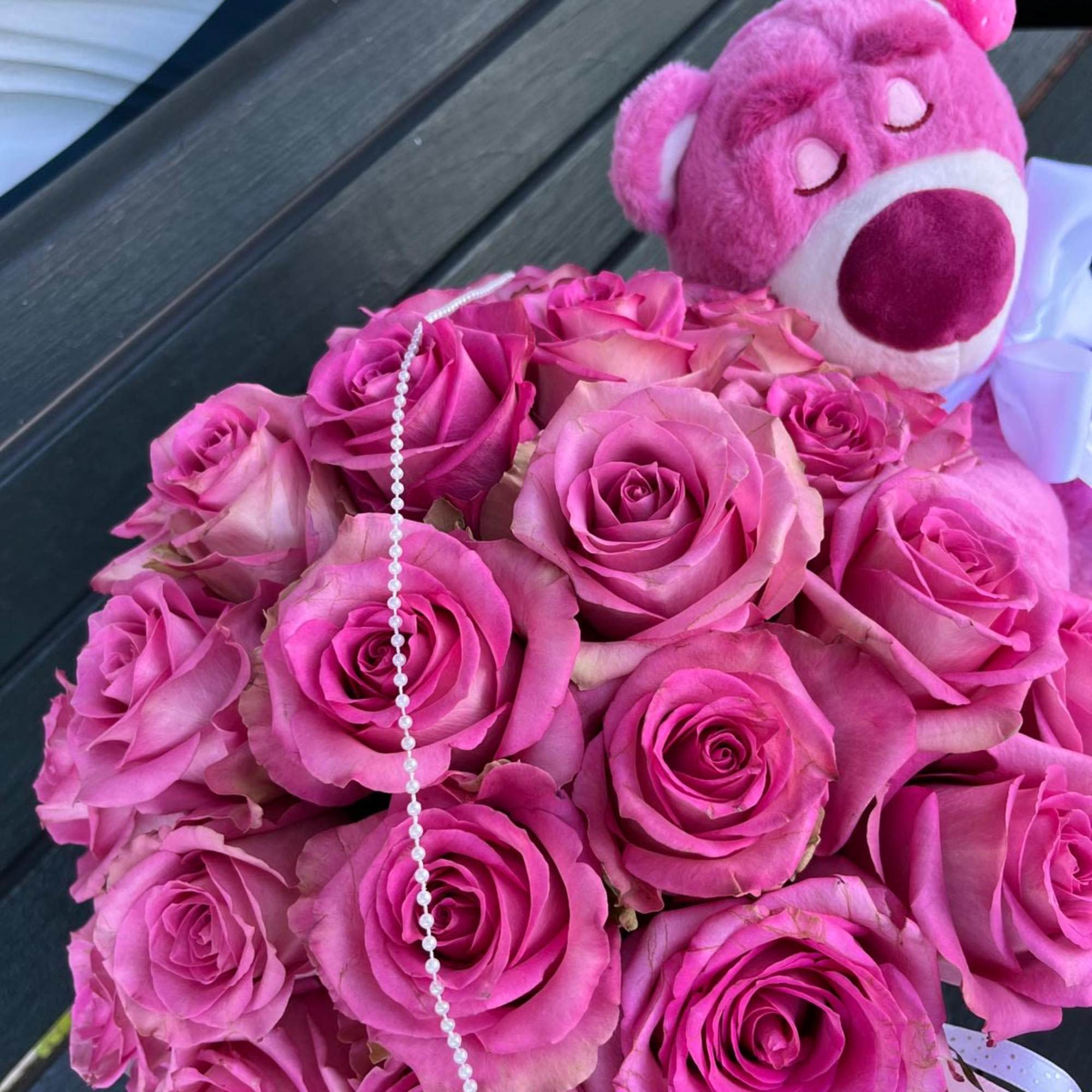 30 roses in a floral box with the legendary strawberry bear. Choose