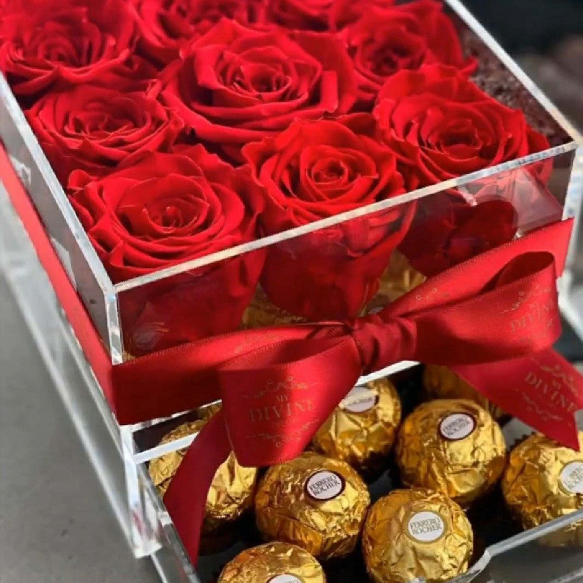 detalle elaborado con caja acrilica y chocolates dependiendo el tama&ntilde;o