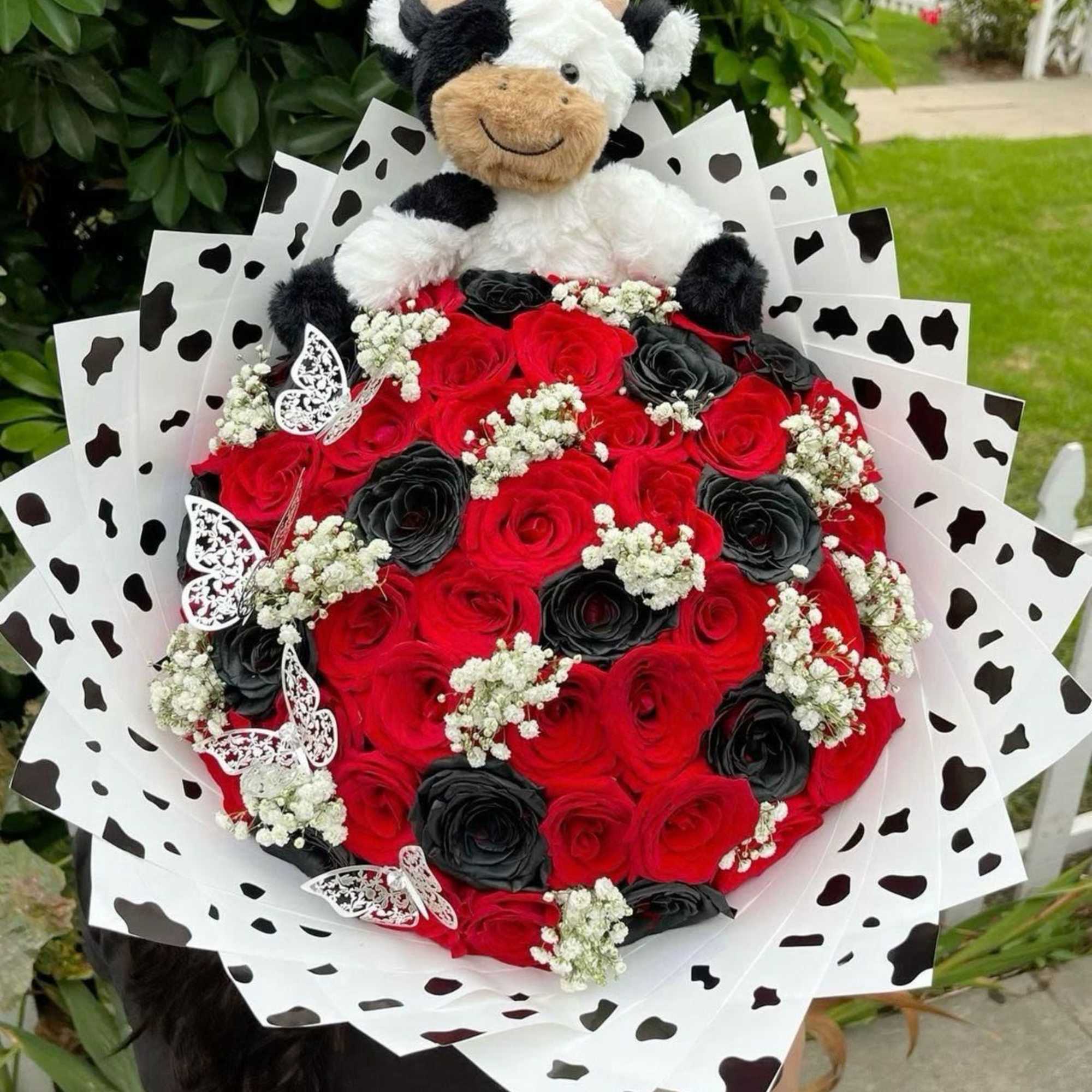 buchones elaborado con rosas de diferentes colores y vaquitas de peluche