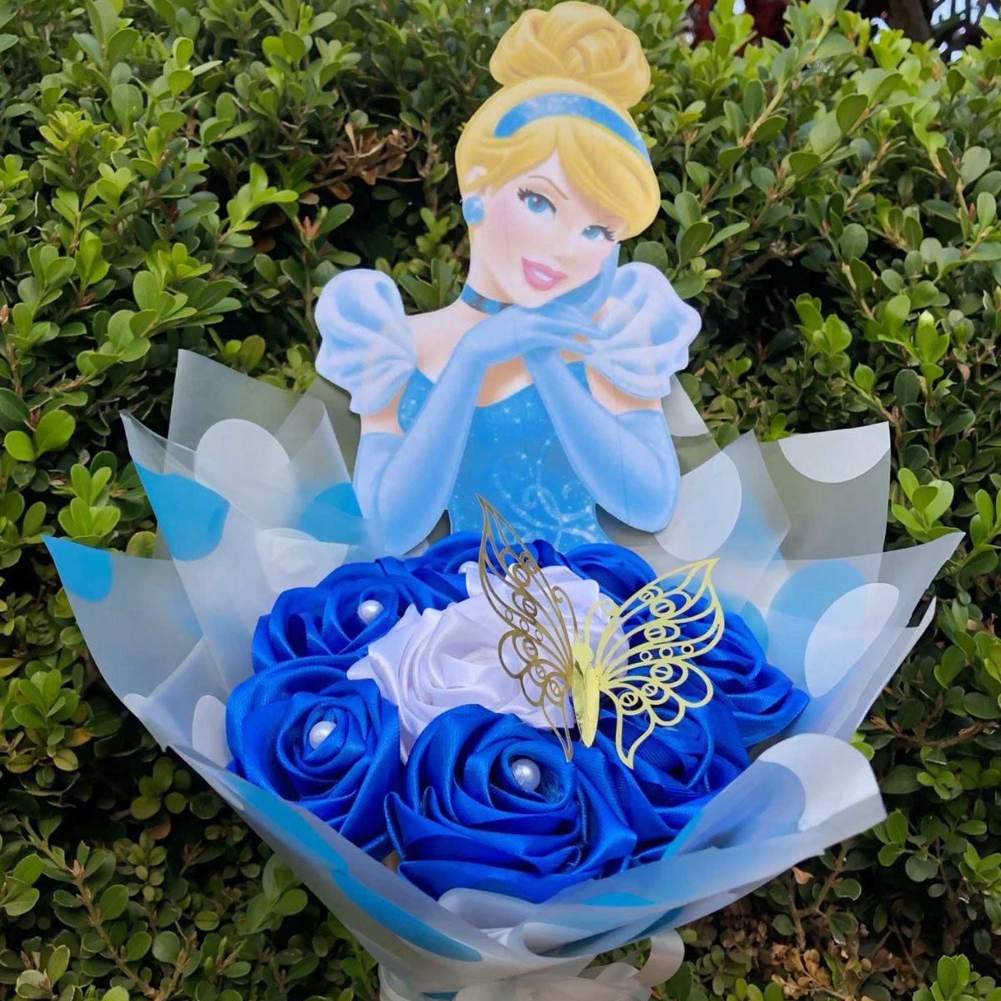 flores elaborados en cinta saten con flores y caricaturas