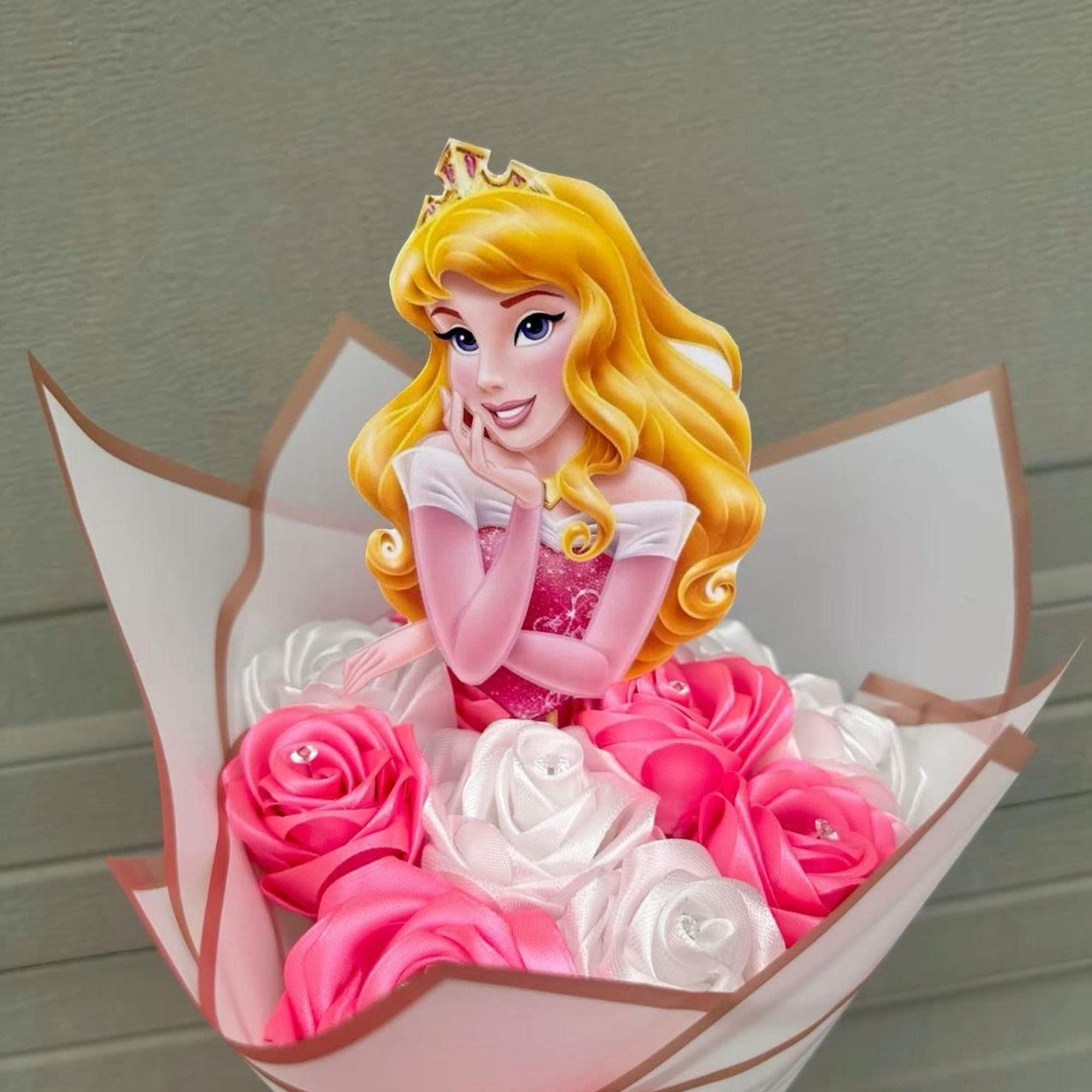 flores elaborados en cinta saten con flores y caricaturas