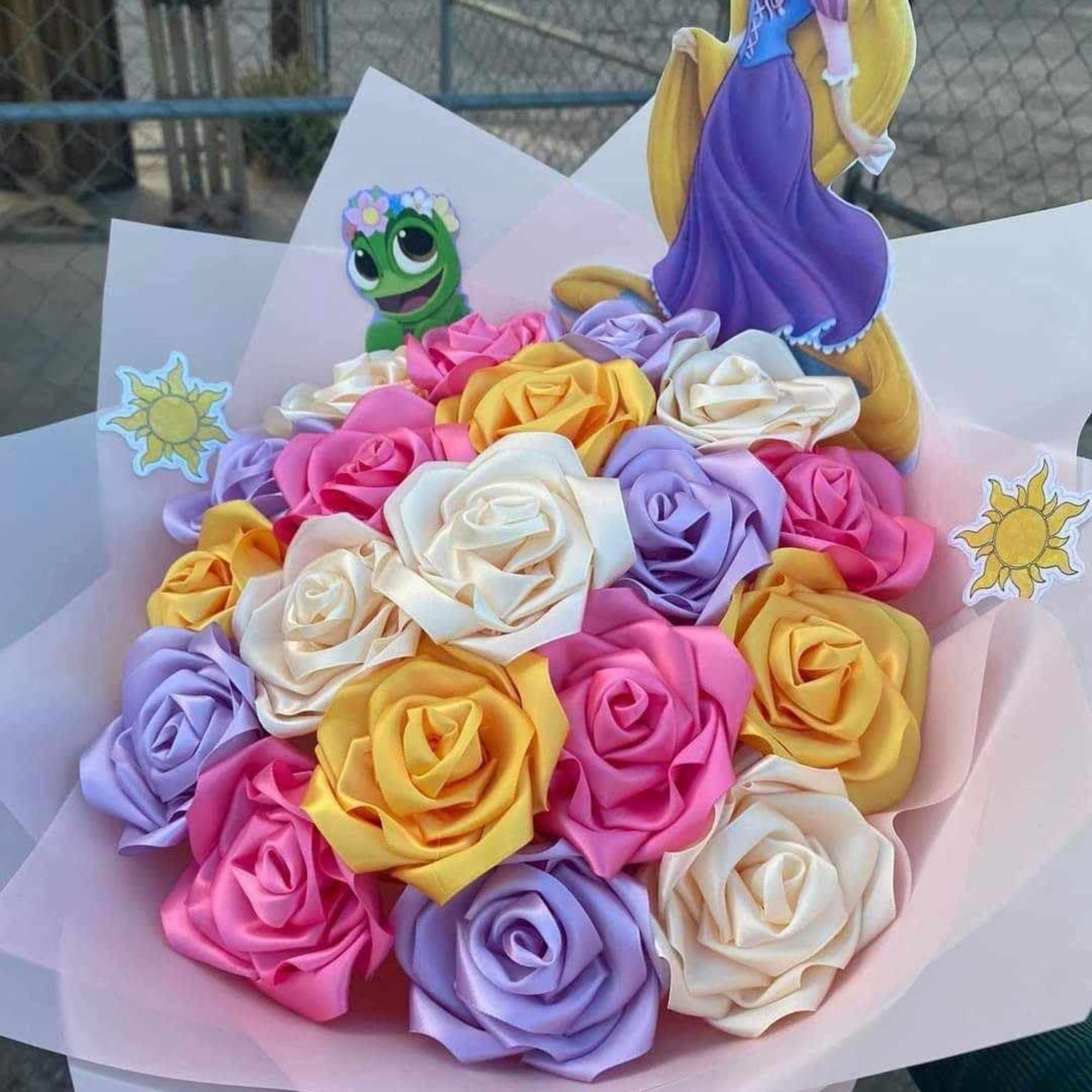 flores elaborados en cinta saten con flores y caricaturas
