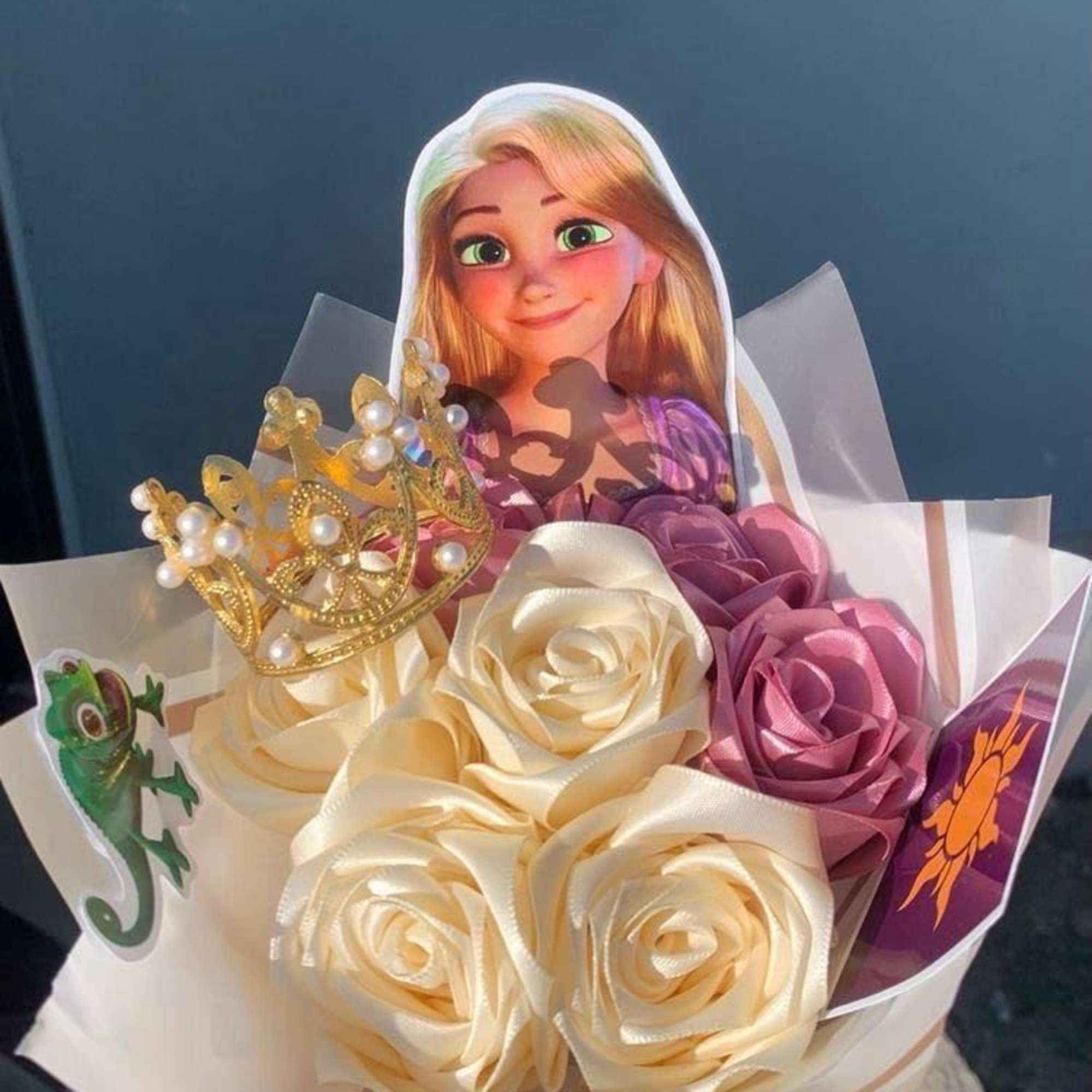 flores elaborados en cinta saten con flores y caricaturas