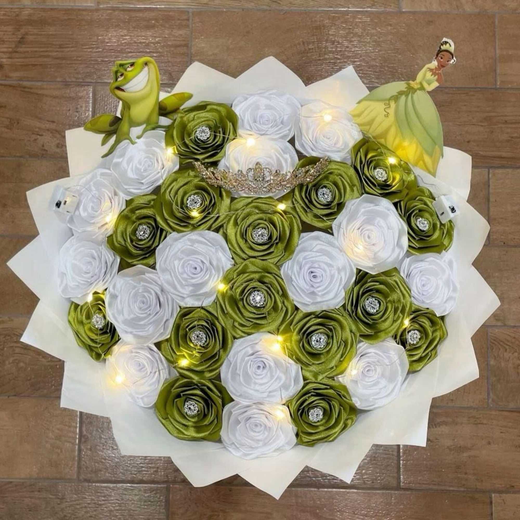 flores elaborados en cinta saten con flores y caricaturas