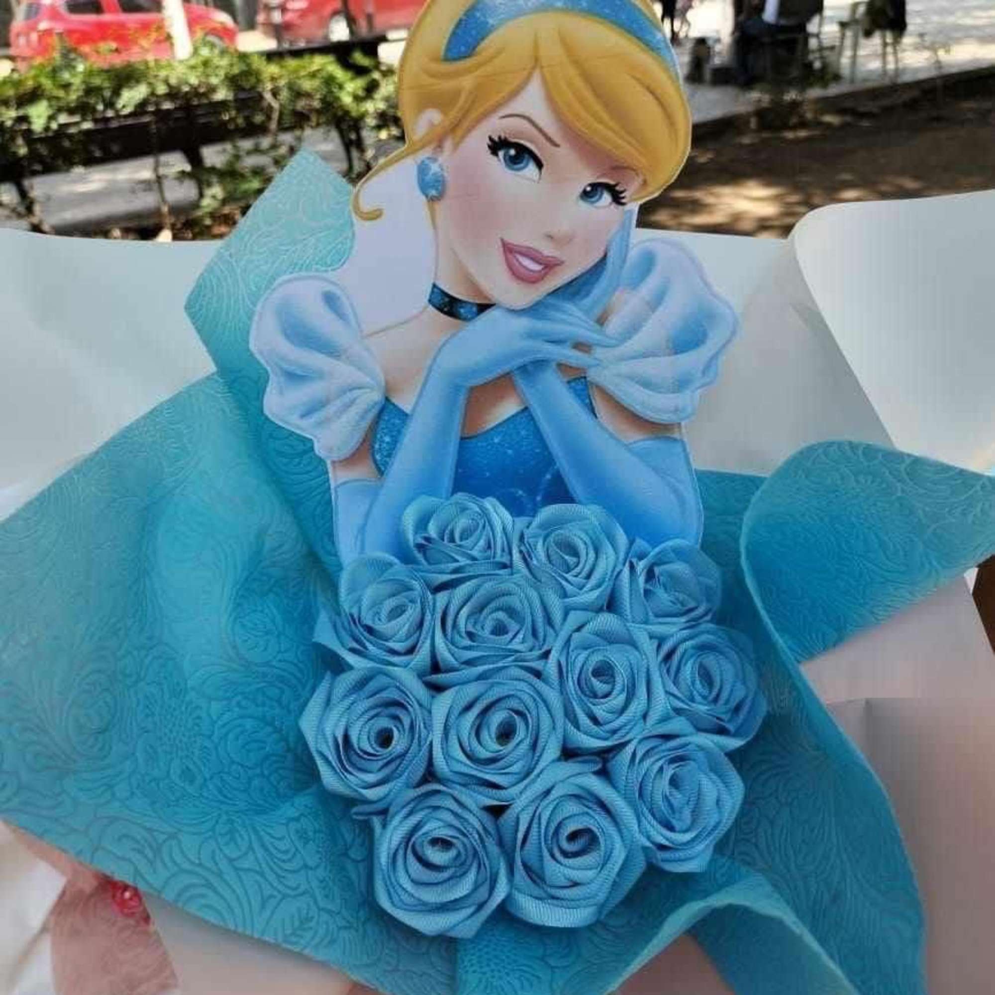 flores elaborados en cinta saten con flores y caricaturas