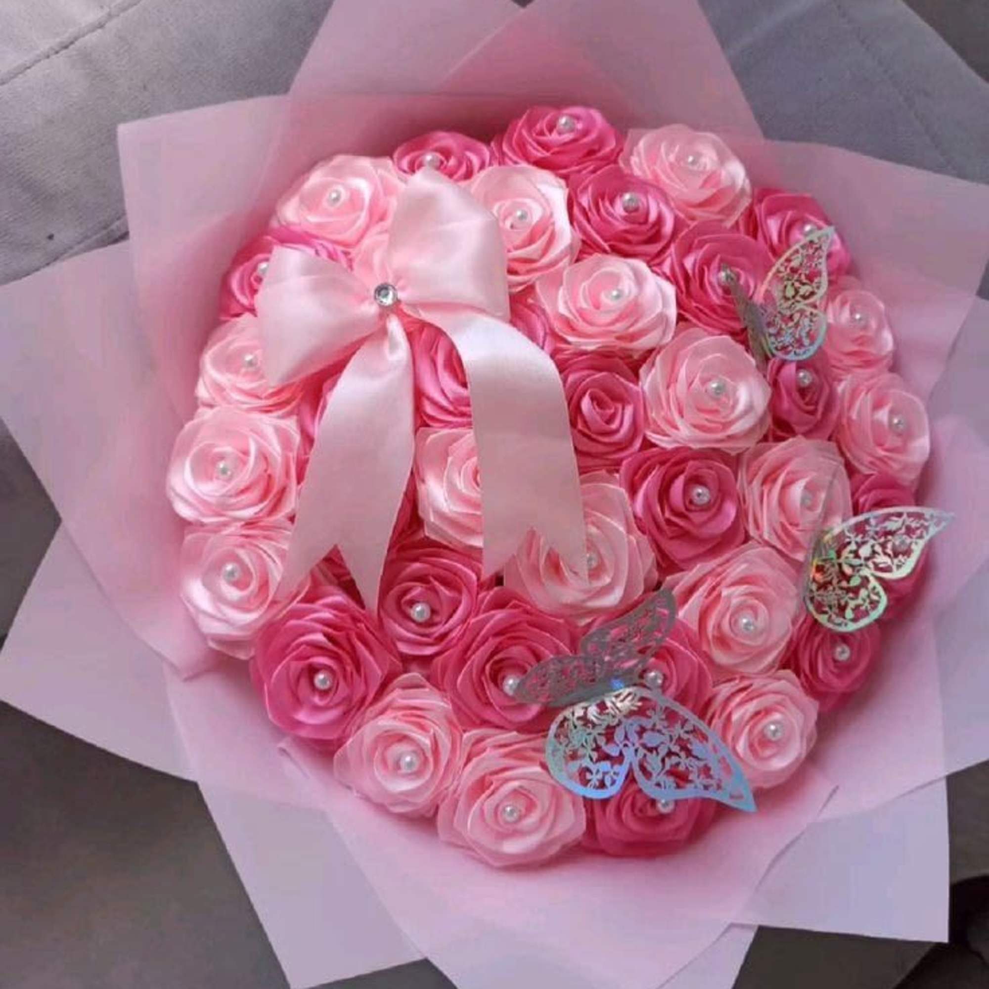 flores elaborados en cinta saten con flores y caricaturas