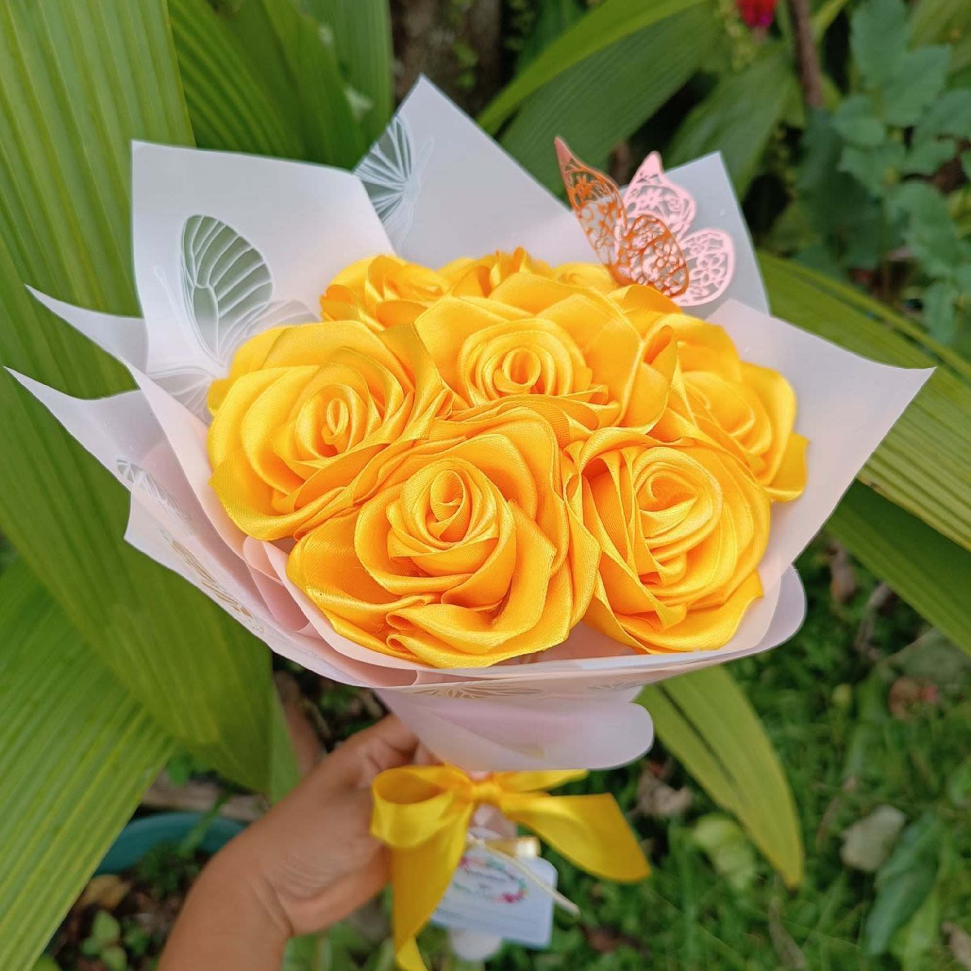 flores elaborados en cinta saten con flores y caricaturas