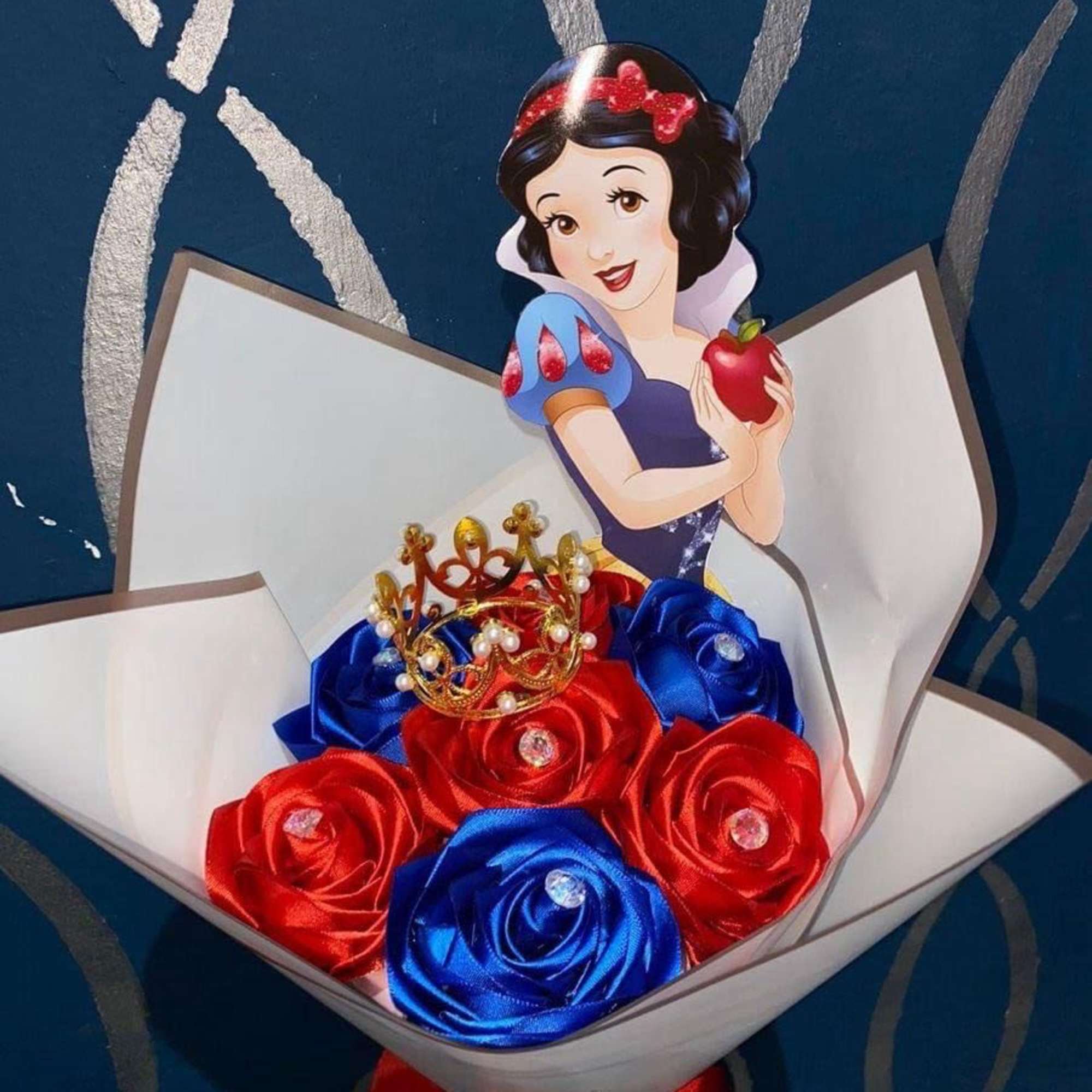 flores elaborados en cinta saten con flores y caricaturas