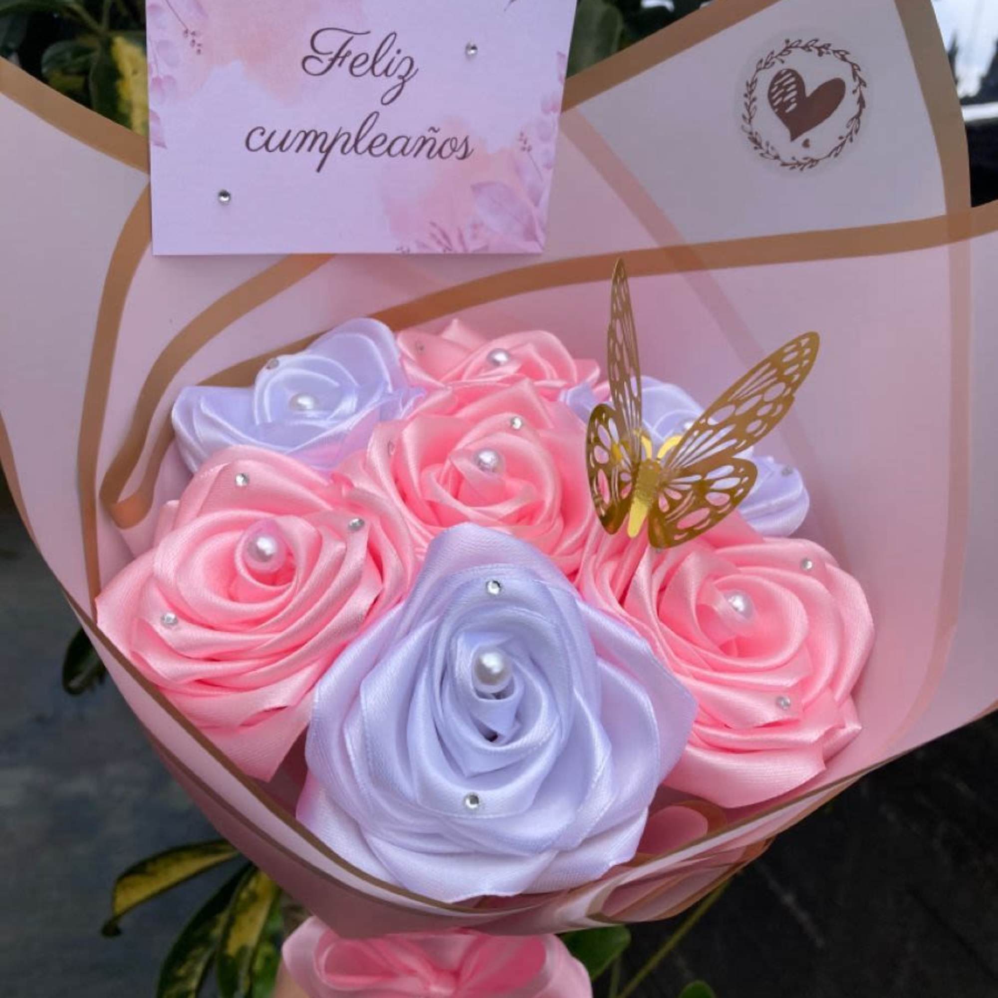 arreglos elaborados con roass de cintas saten