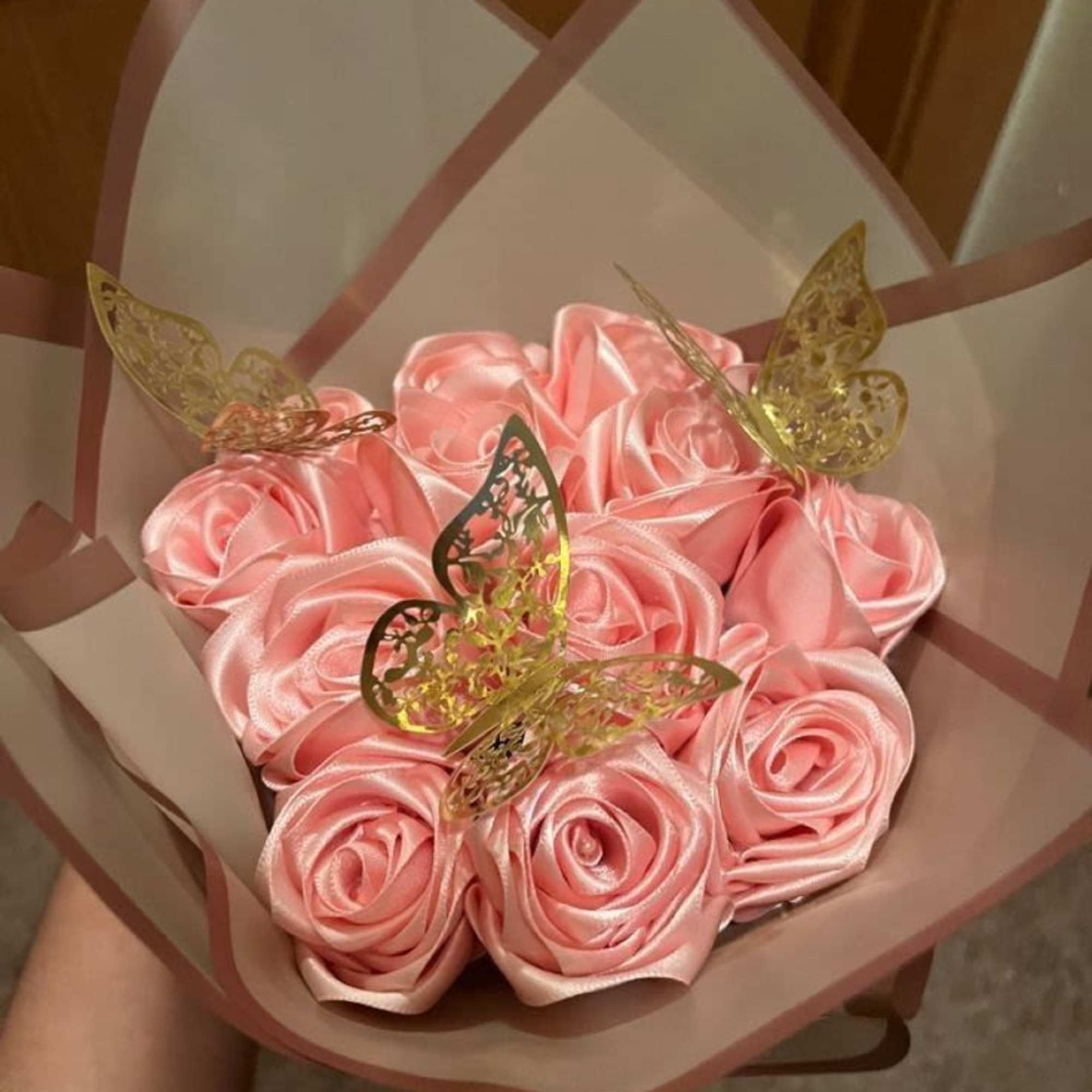 arreglos elaborados con roass de cintas saten