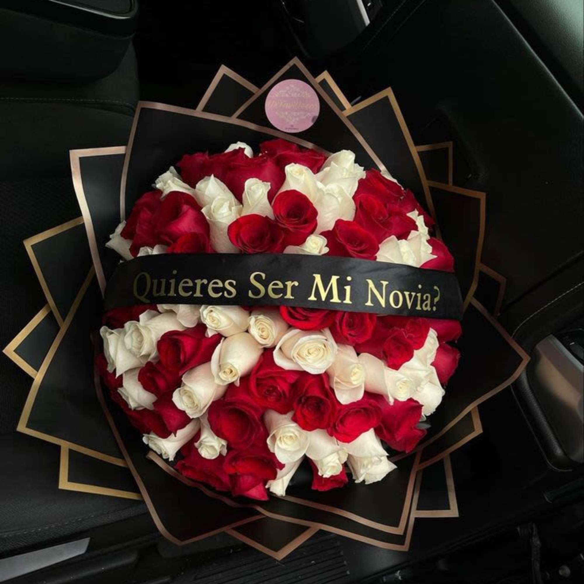 buchon elaborado con accesorios 30 rosas mariposas inicial 