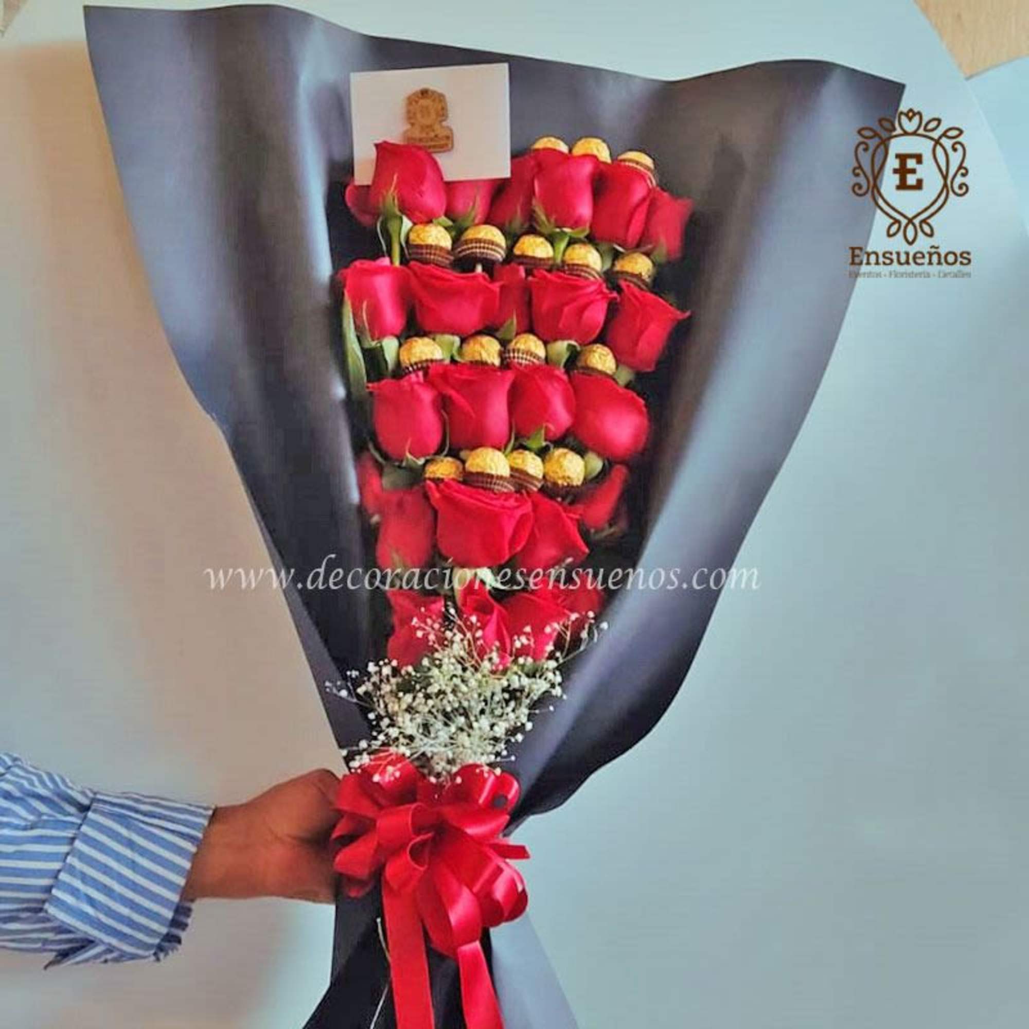 detalle elaborado en rosas y chocolates