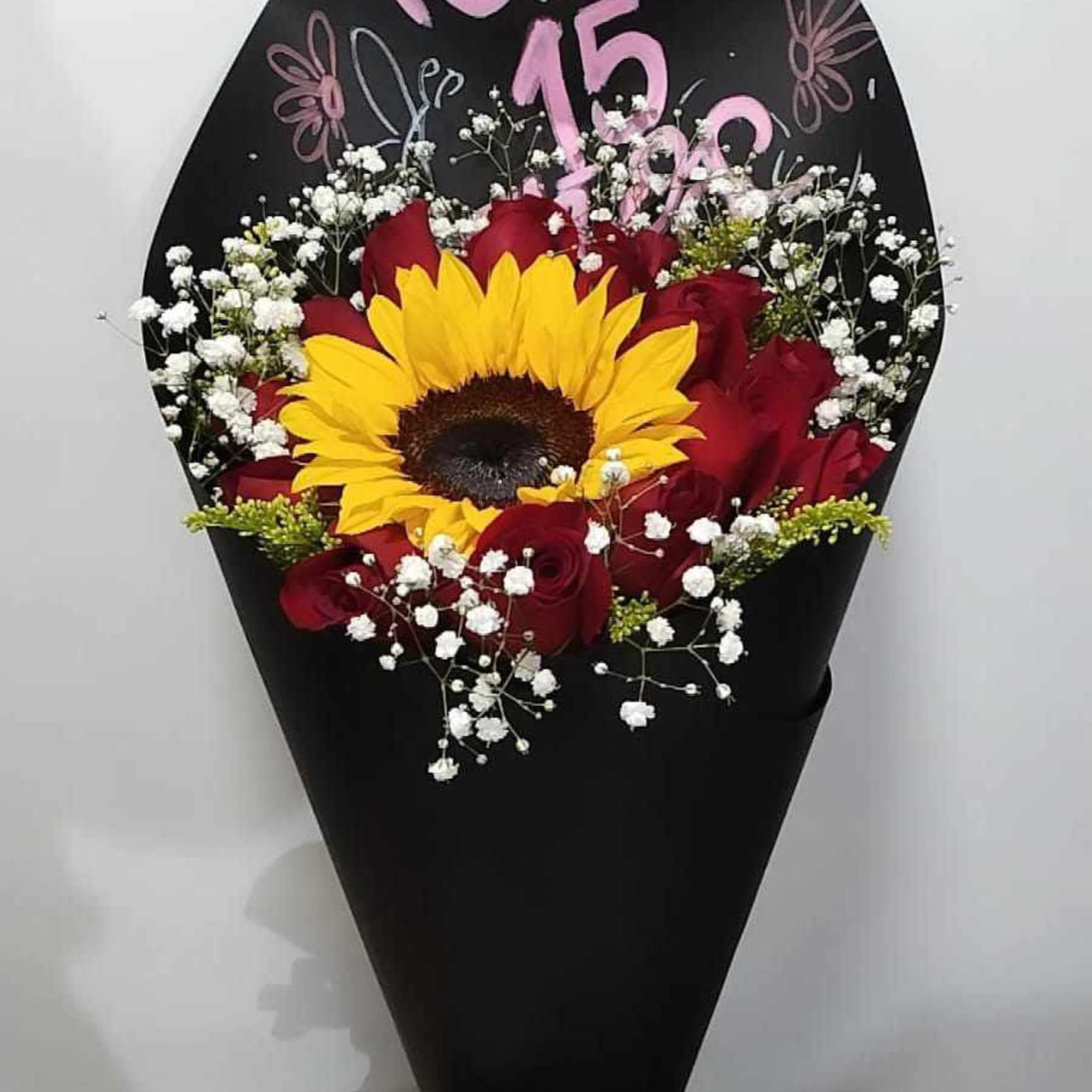 detalles elaborados con rosas y girasoles con mensajes personalizados