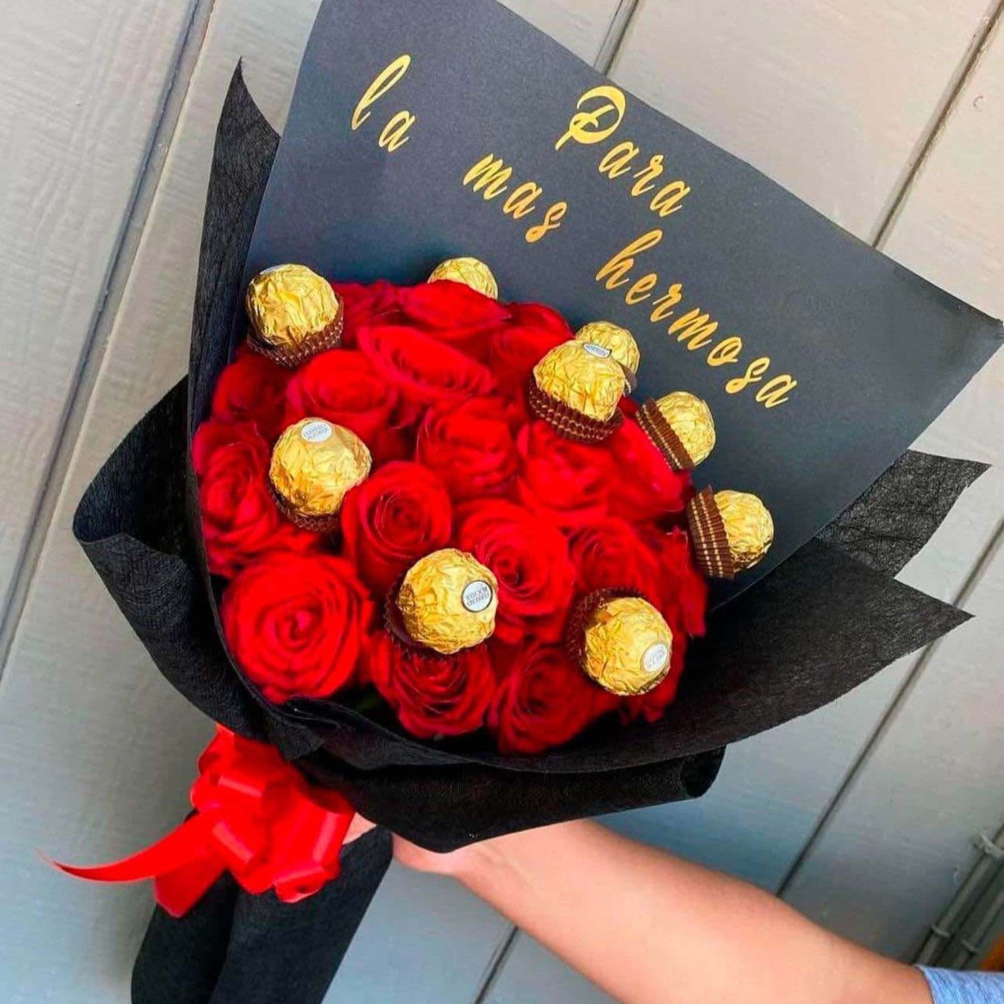 detalles elaborados con rosas y girasoles con mensajes personalizados