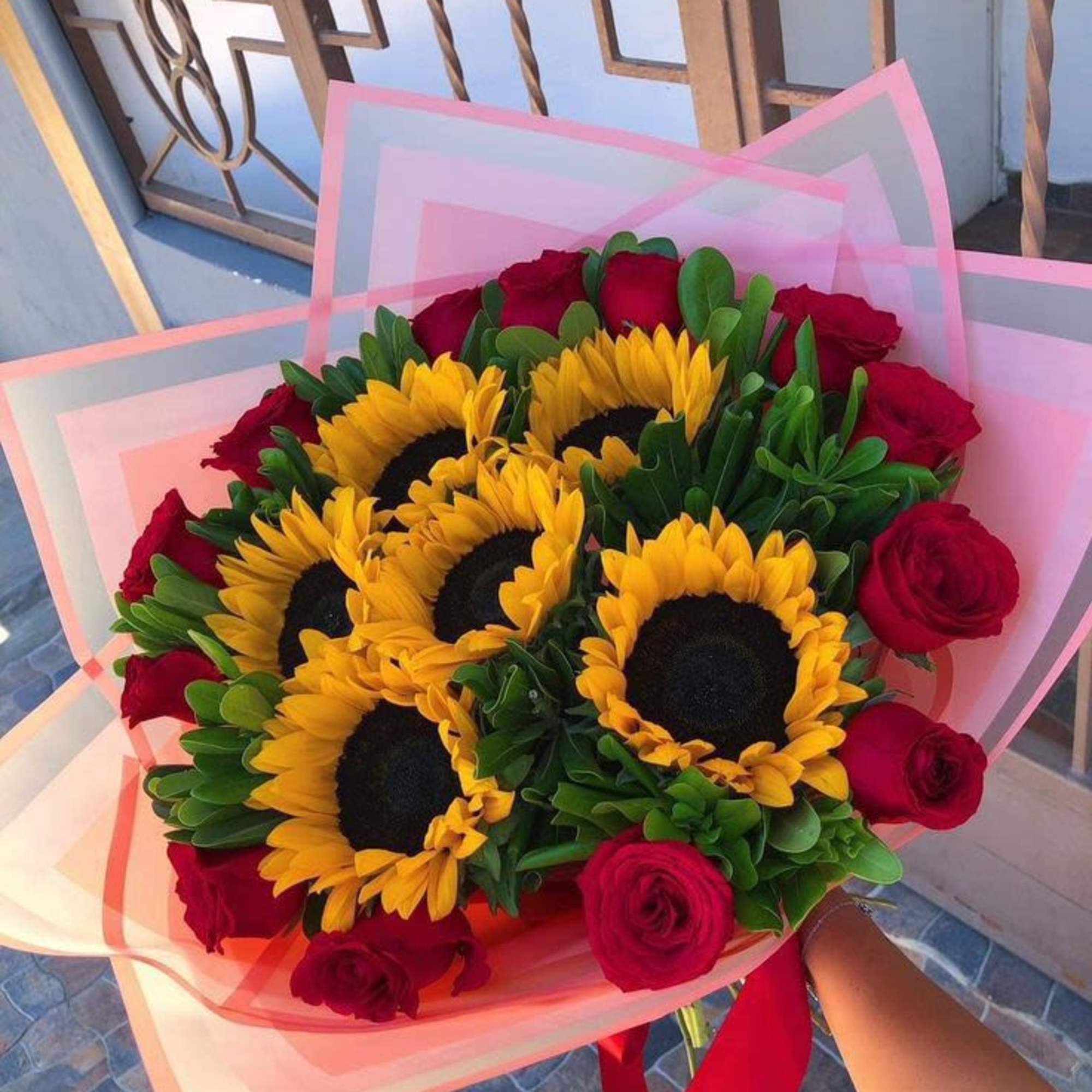 detalles ealborados combinados con girasoles