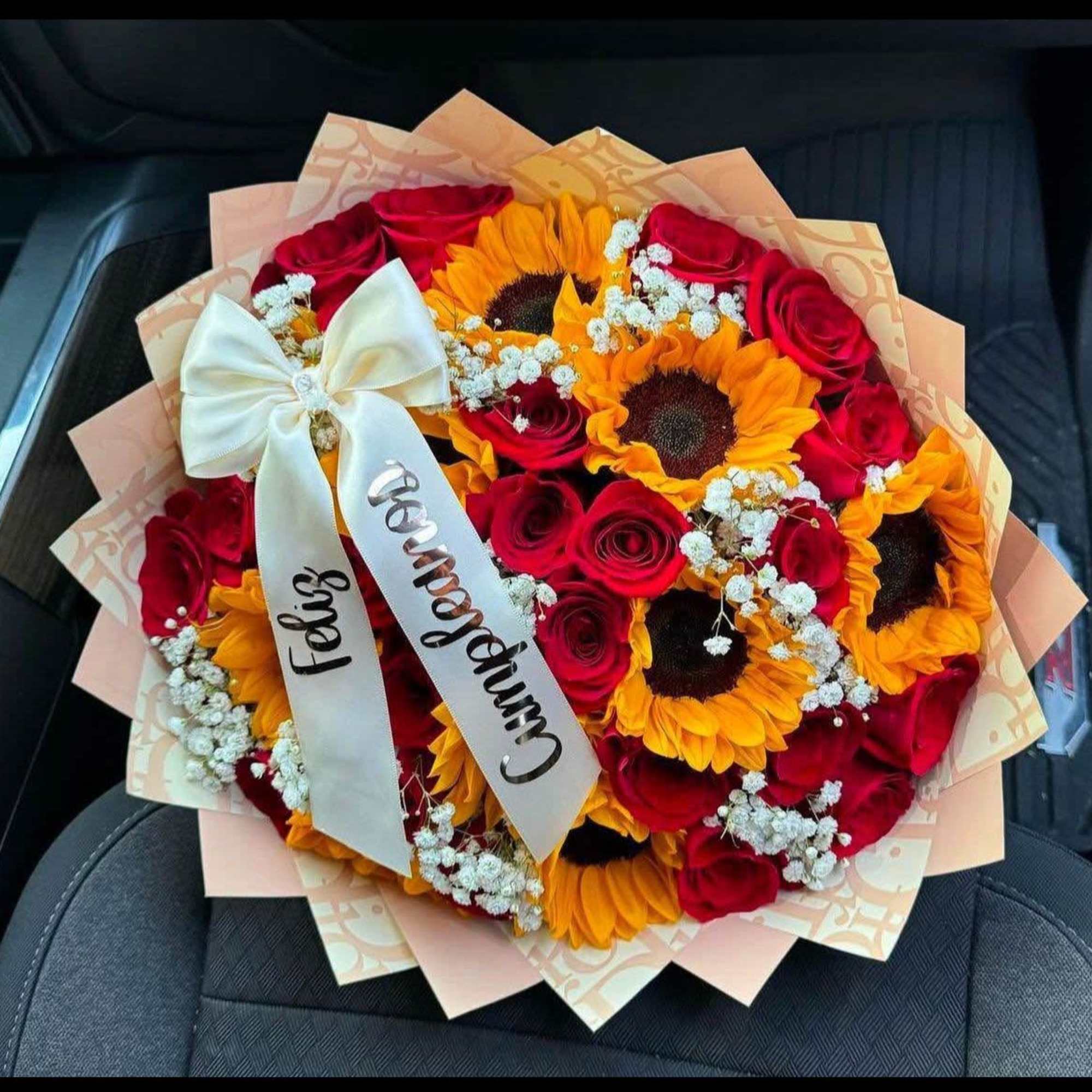 detalles ealborados combinados con girasoles