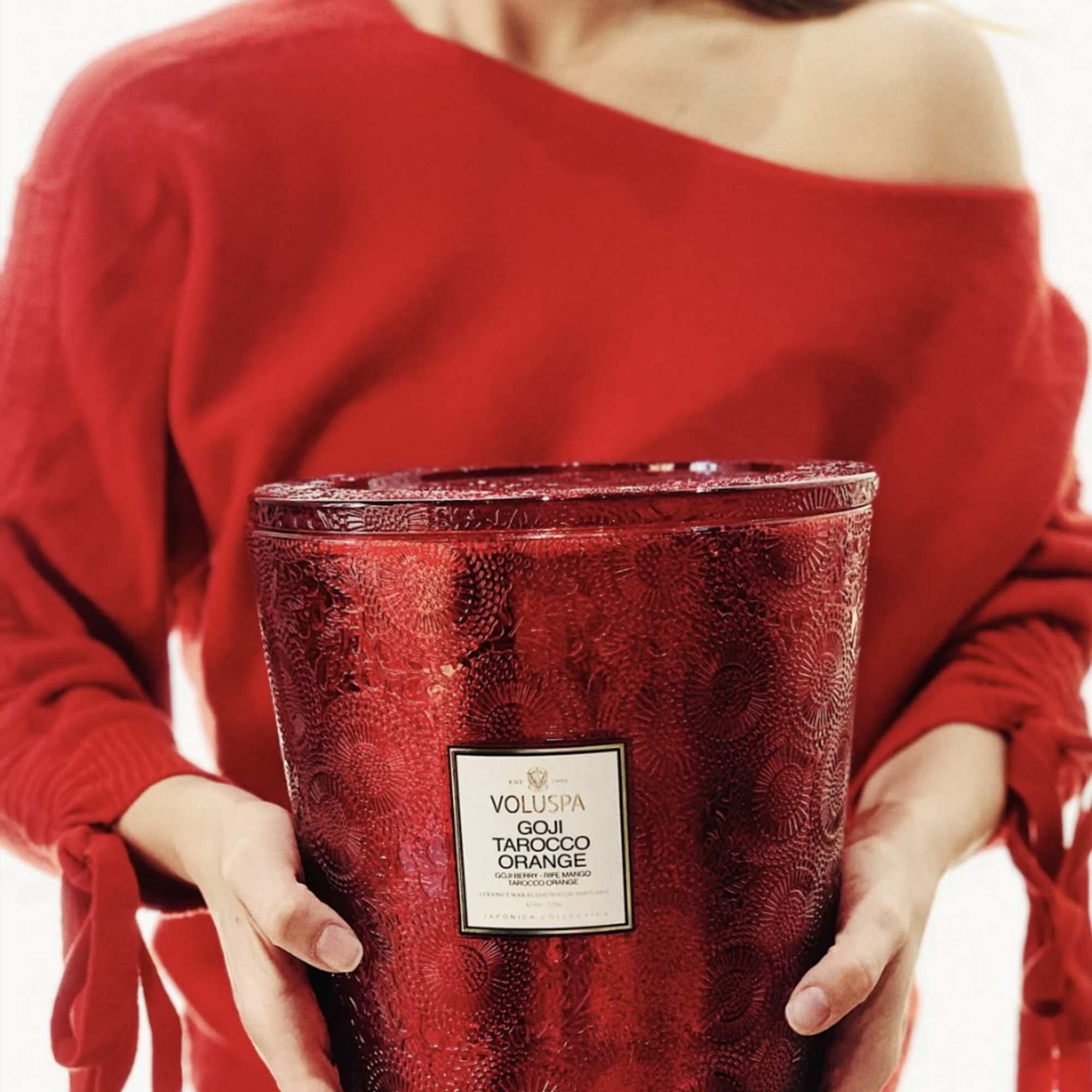 Boldly thrilling, this vivid scent shakes ripe mango and bittersweet goji berries