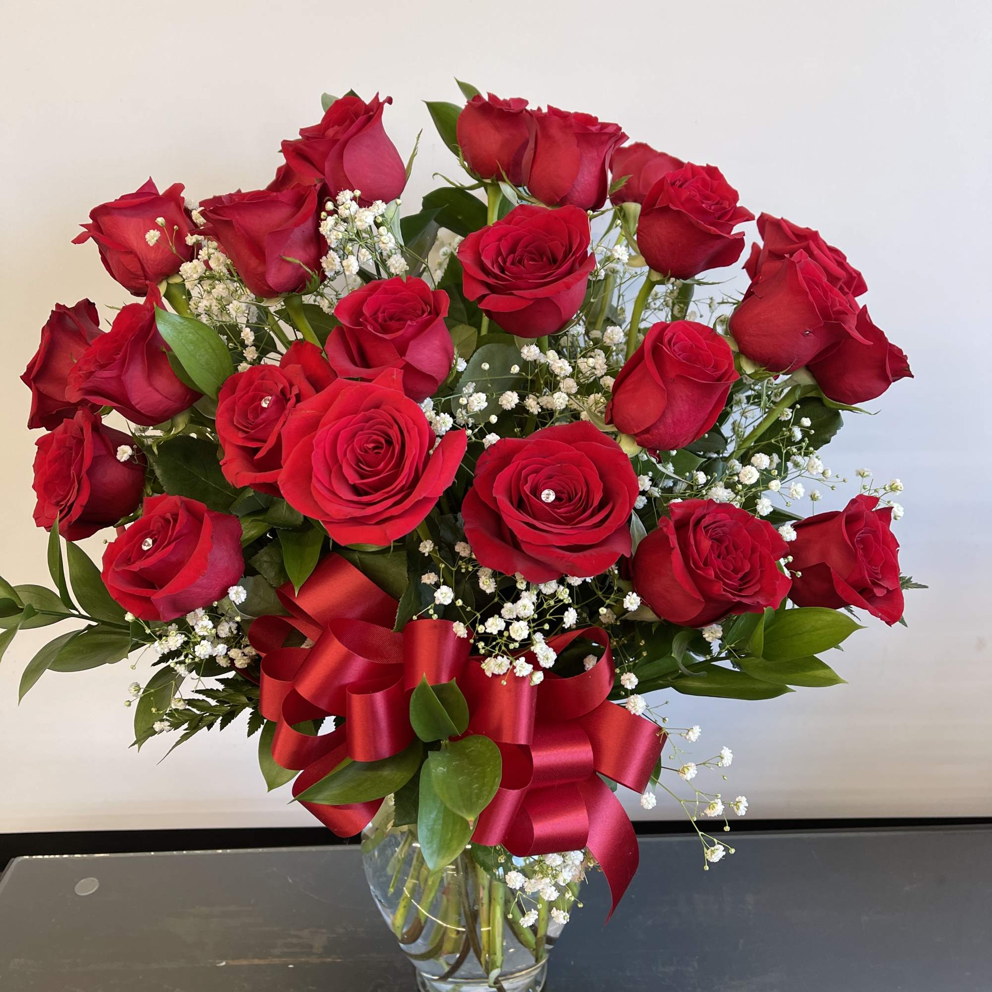 Doesn&rsquo;t long stem red roses in a vase