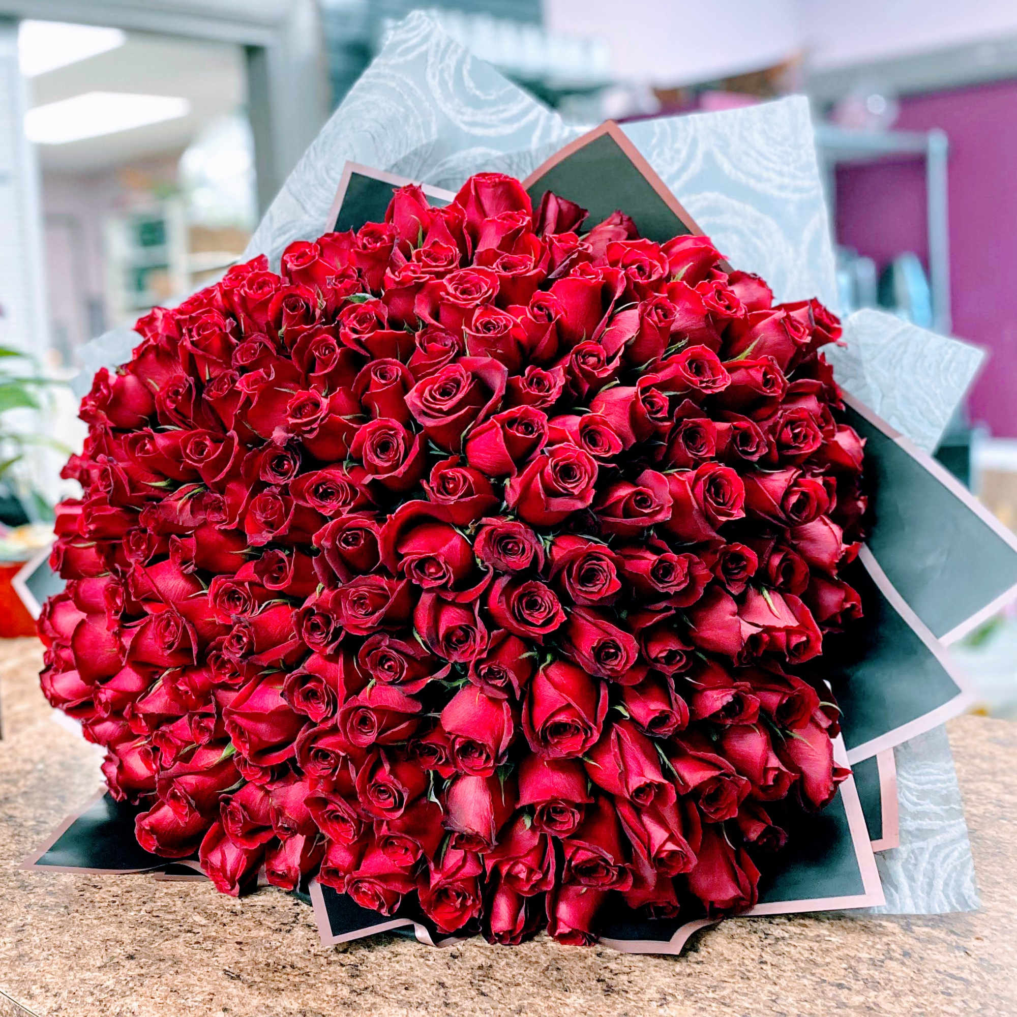 An extravagant bouquet with up to 200 red roses for that very