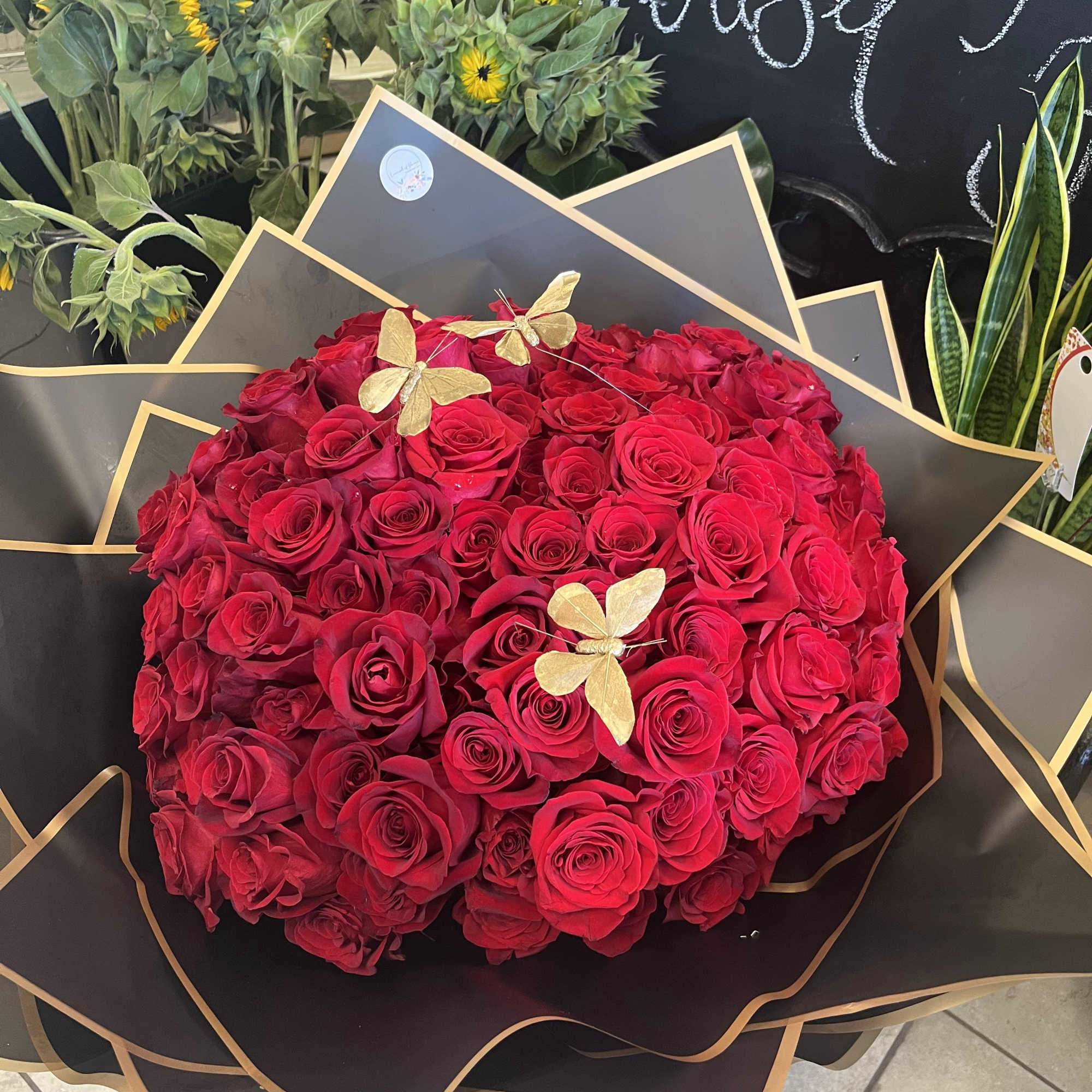 An extravagant bouquet with up to 200 red roses for that very