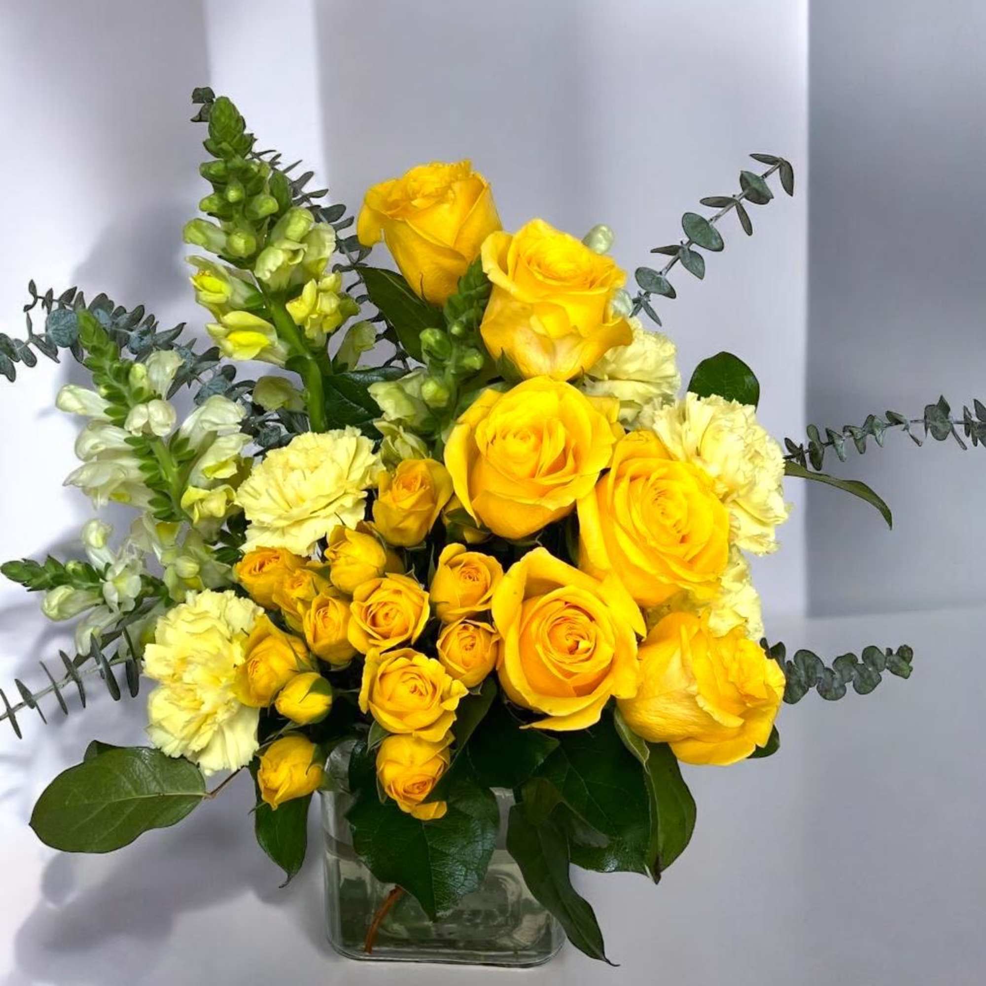 Fresh flower arrangement along fine foliage.
Glass Pot.
Place your Order Online Monday to