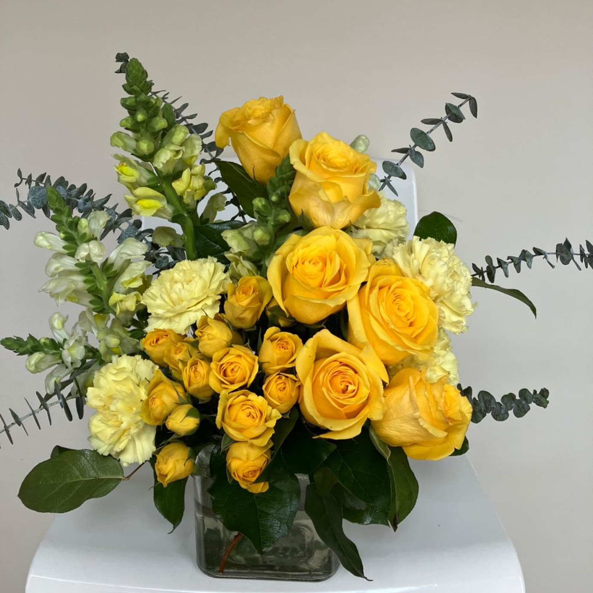 Fresh flower arrangement along fine foliage.
Glass Pot.
Place your Order Online Monday to