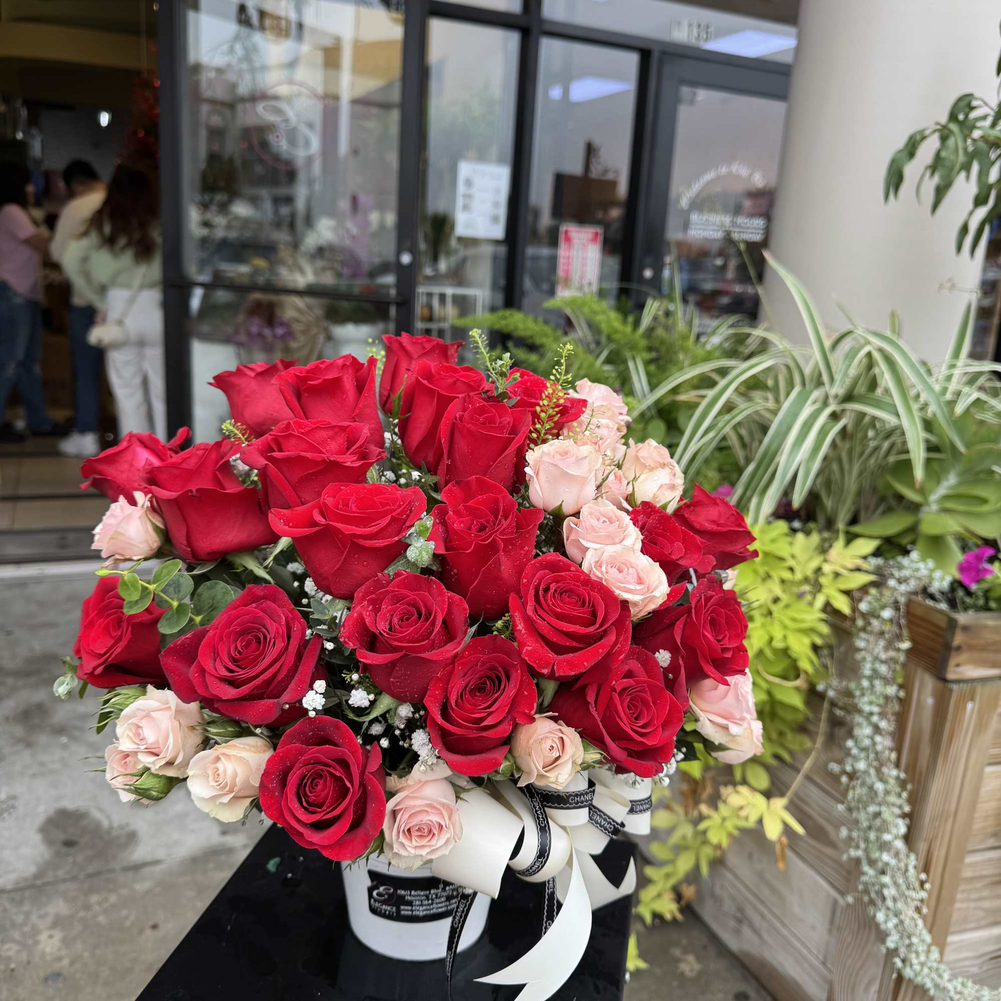 Enhance any space with our sophisticated flower arrangements in vases from Elegance Enhance any space with our sophisticated flower arrangements in vases from Elegance