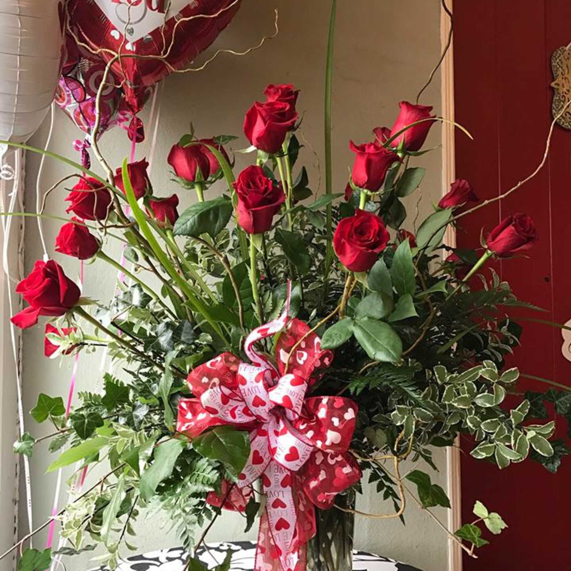 Two dozen red roses provides the classic romantic gift. It&#039;s perfect for
