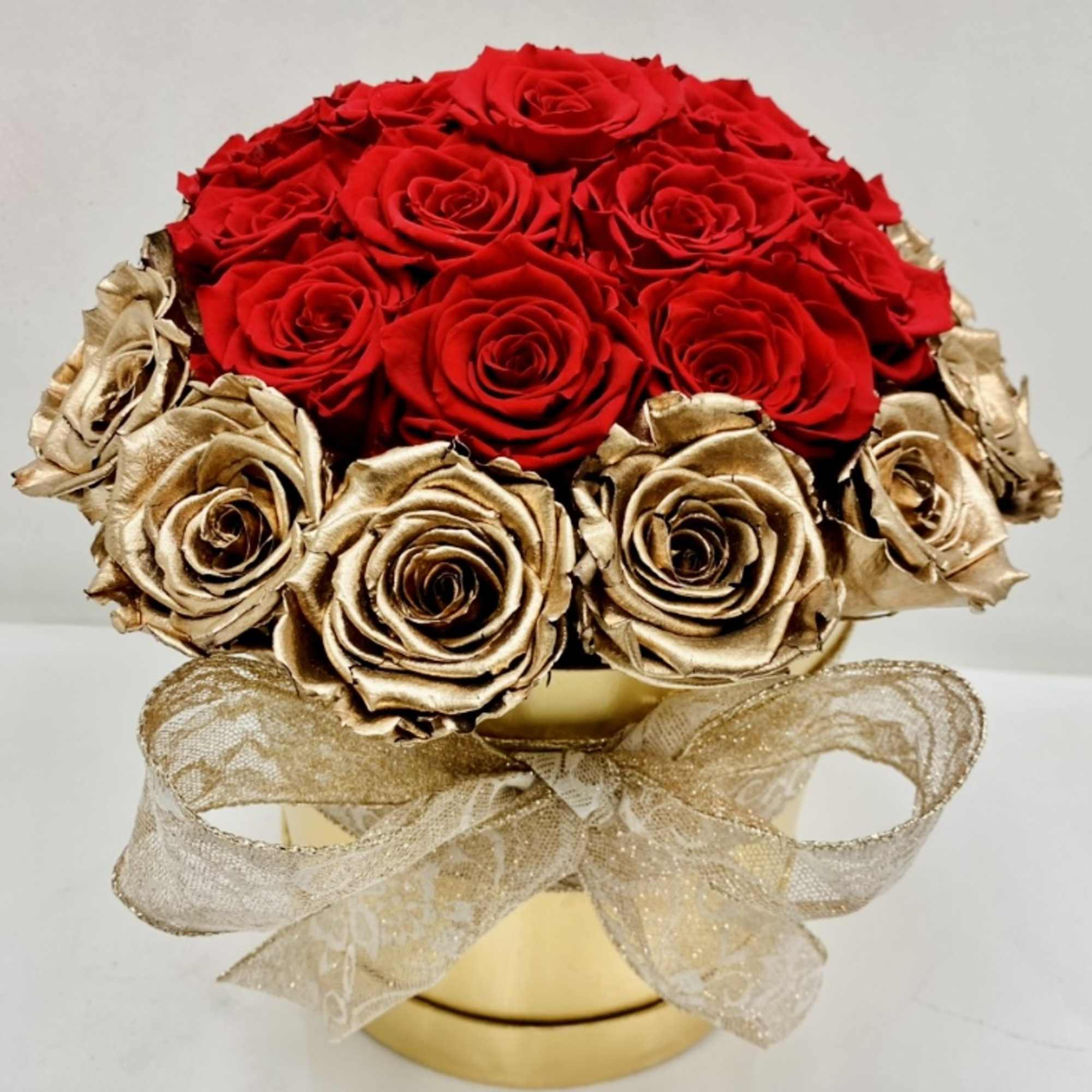 Special romantic preserved roses in red and gold.
Preserved roses are 100% real.