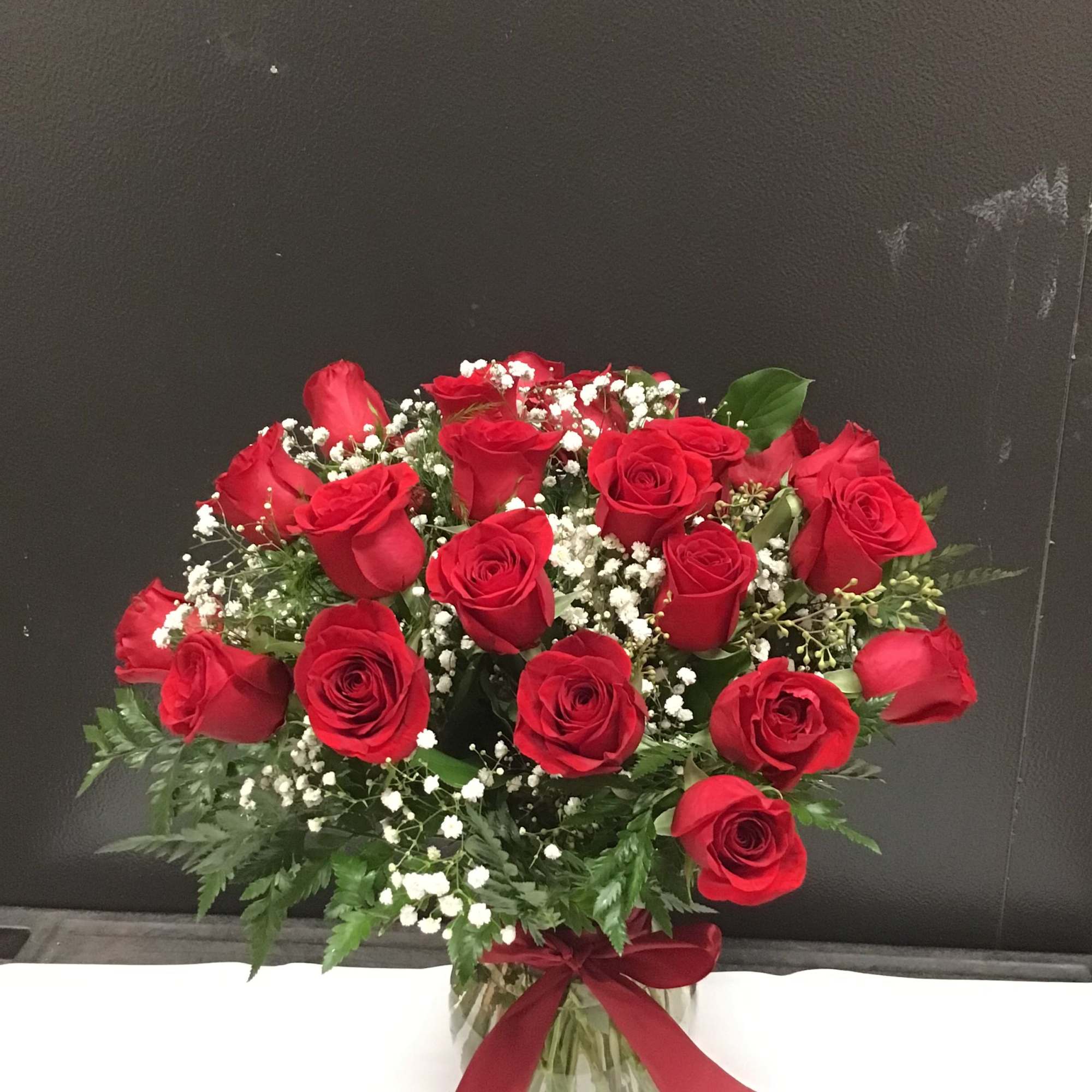 12 roses with baby&#039;s breath arrange in the vase