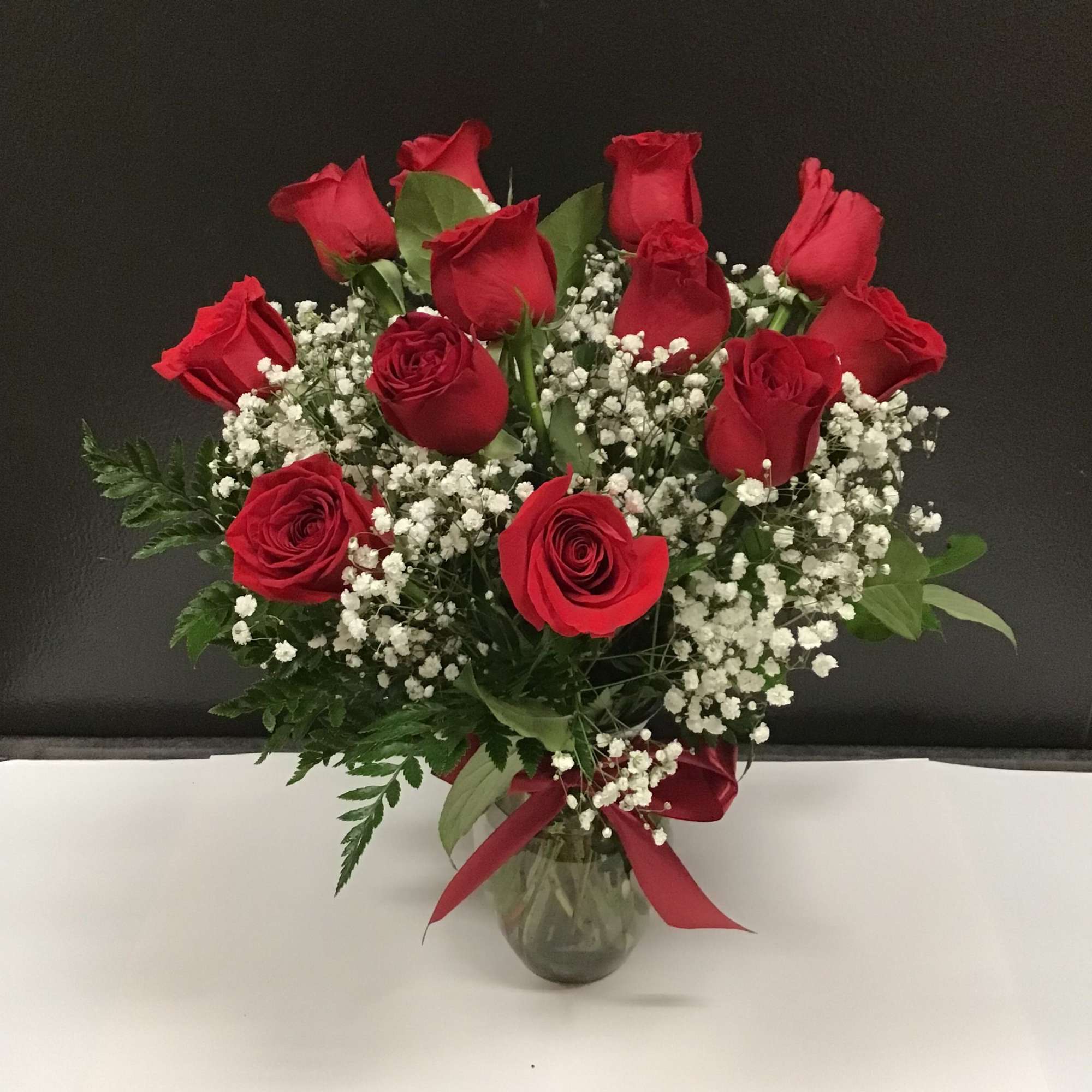 12 roses with baby&#039;s breath arrange in the vase