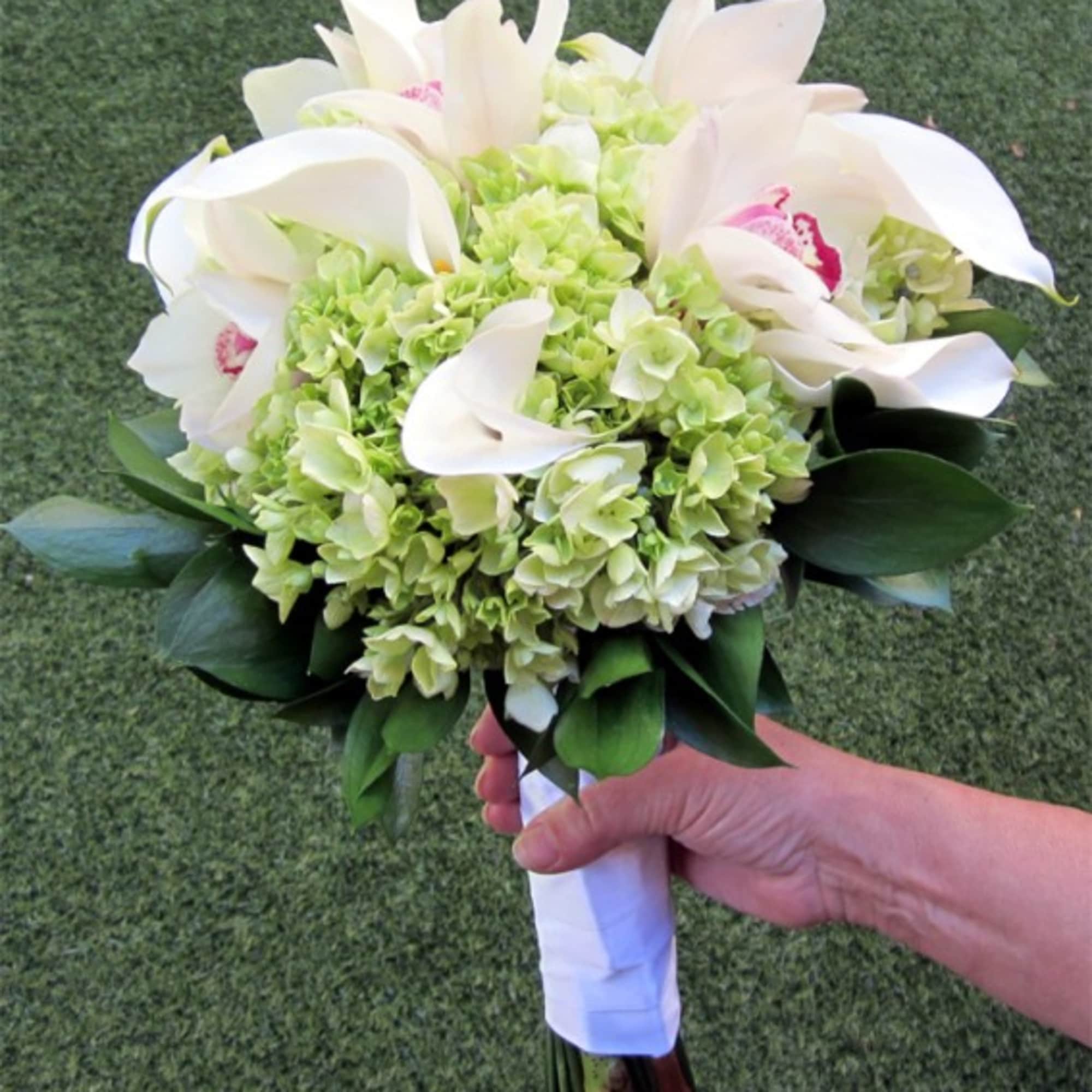 Make your special day memorable with a wedding bouquet from House of