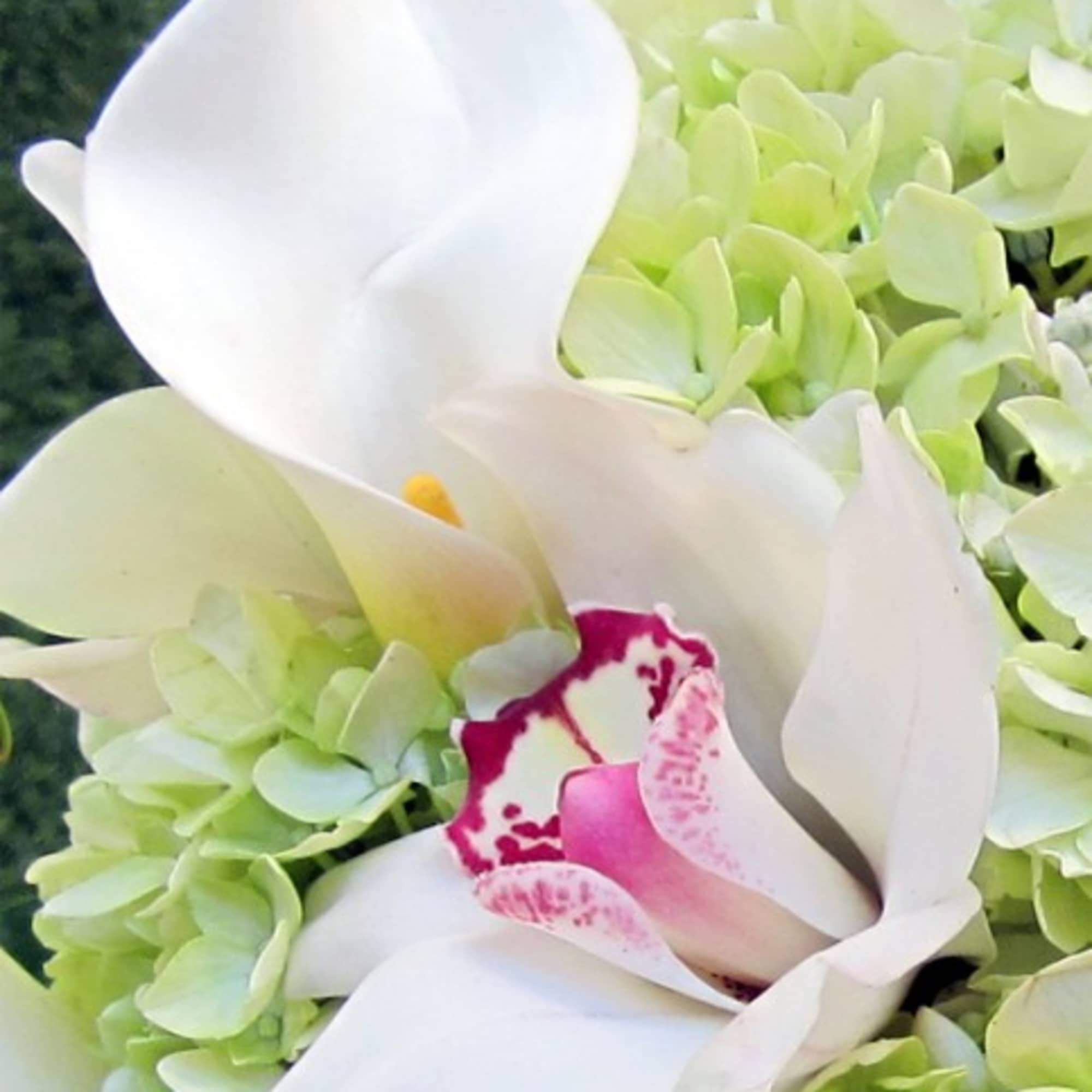 Make your special day memorable with a wedding bouquet from House of