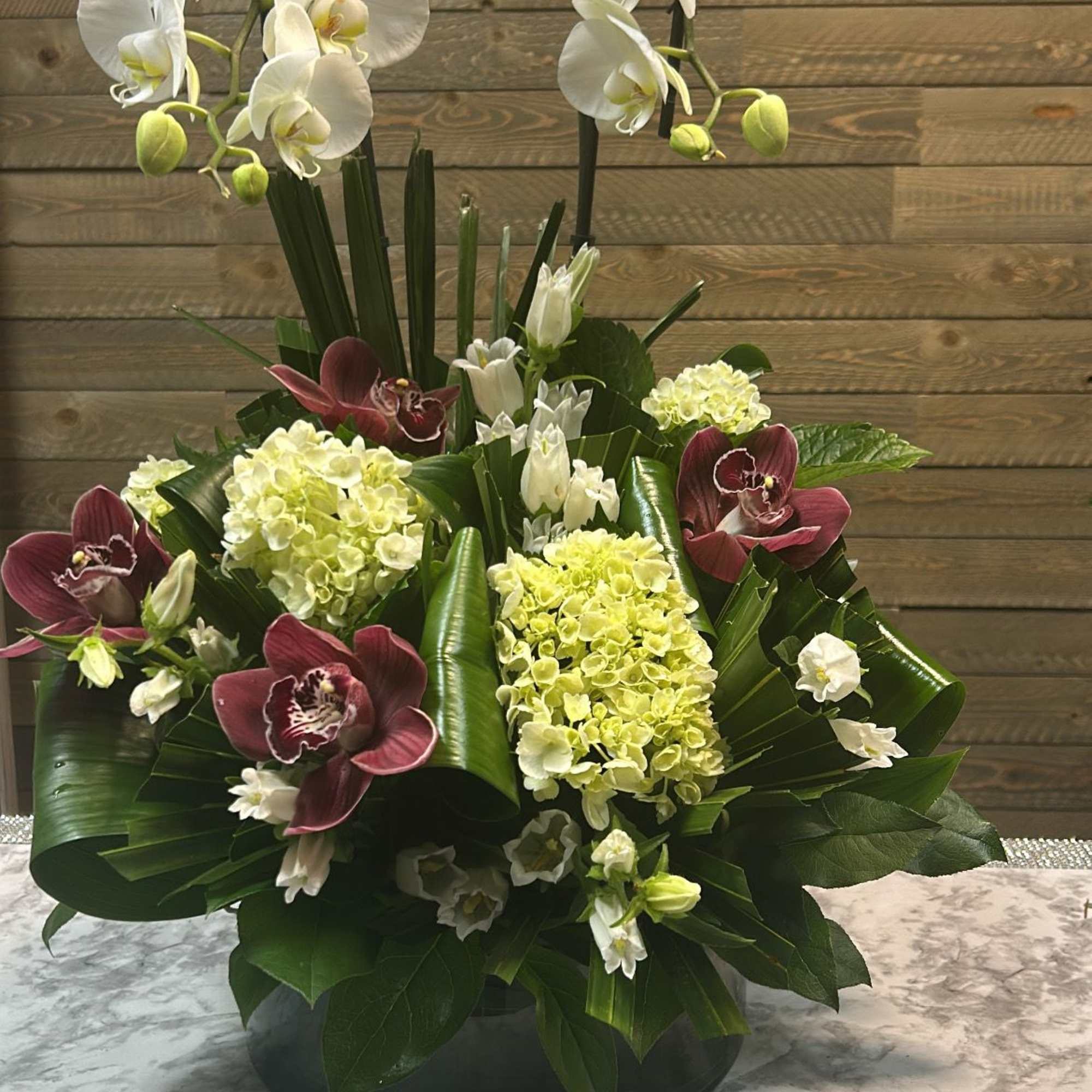 Enjoy The elegance and freshness of this stunning floral arrangement , wichcombines